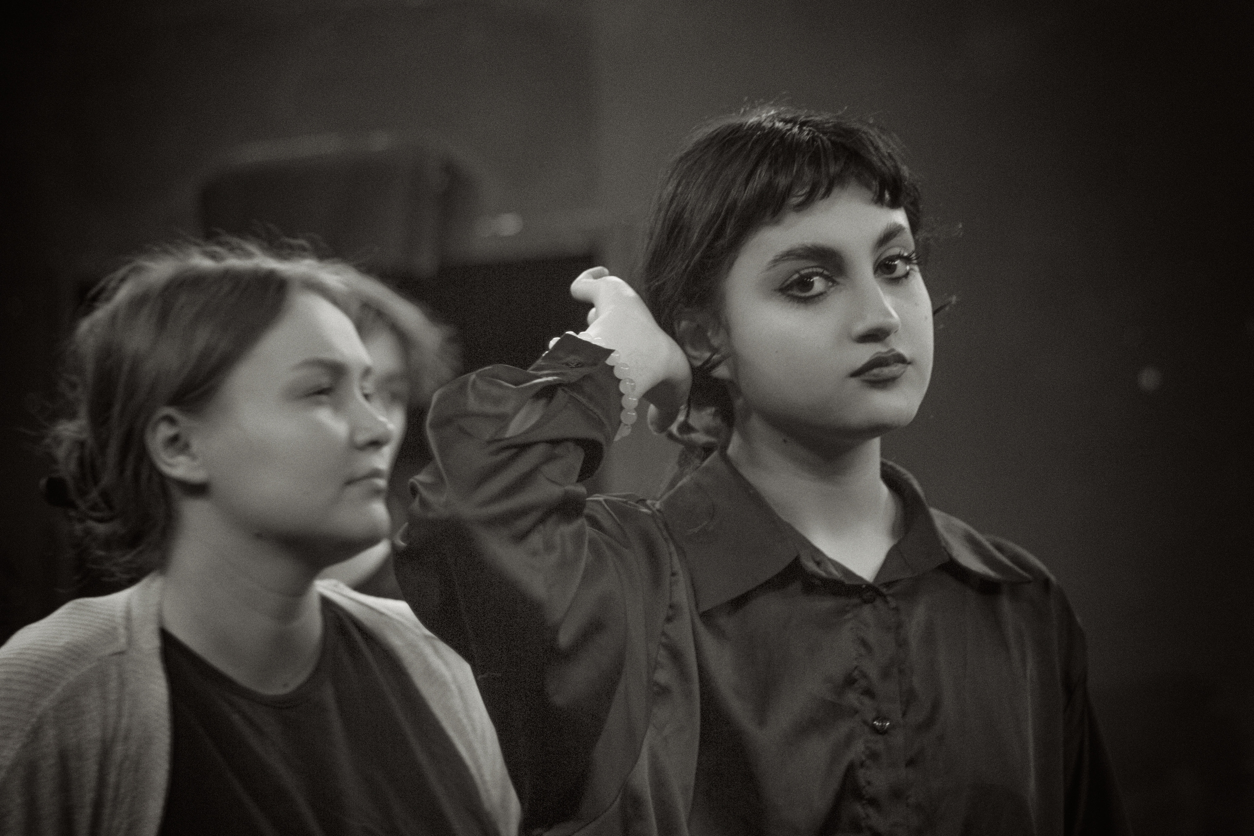 Две молодые актрисы во время прогона