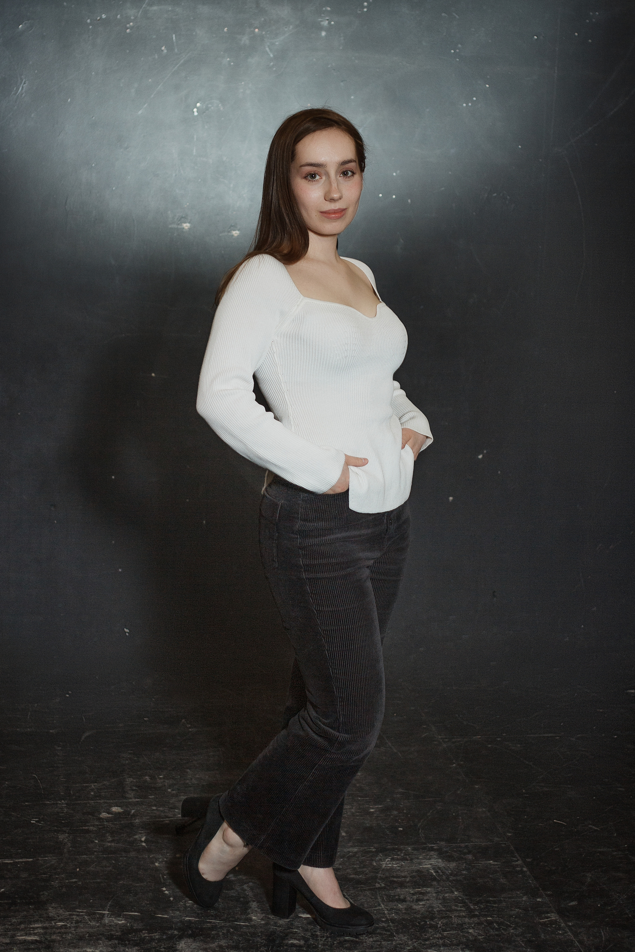 Ростовой портрет девушки в брюках