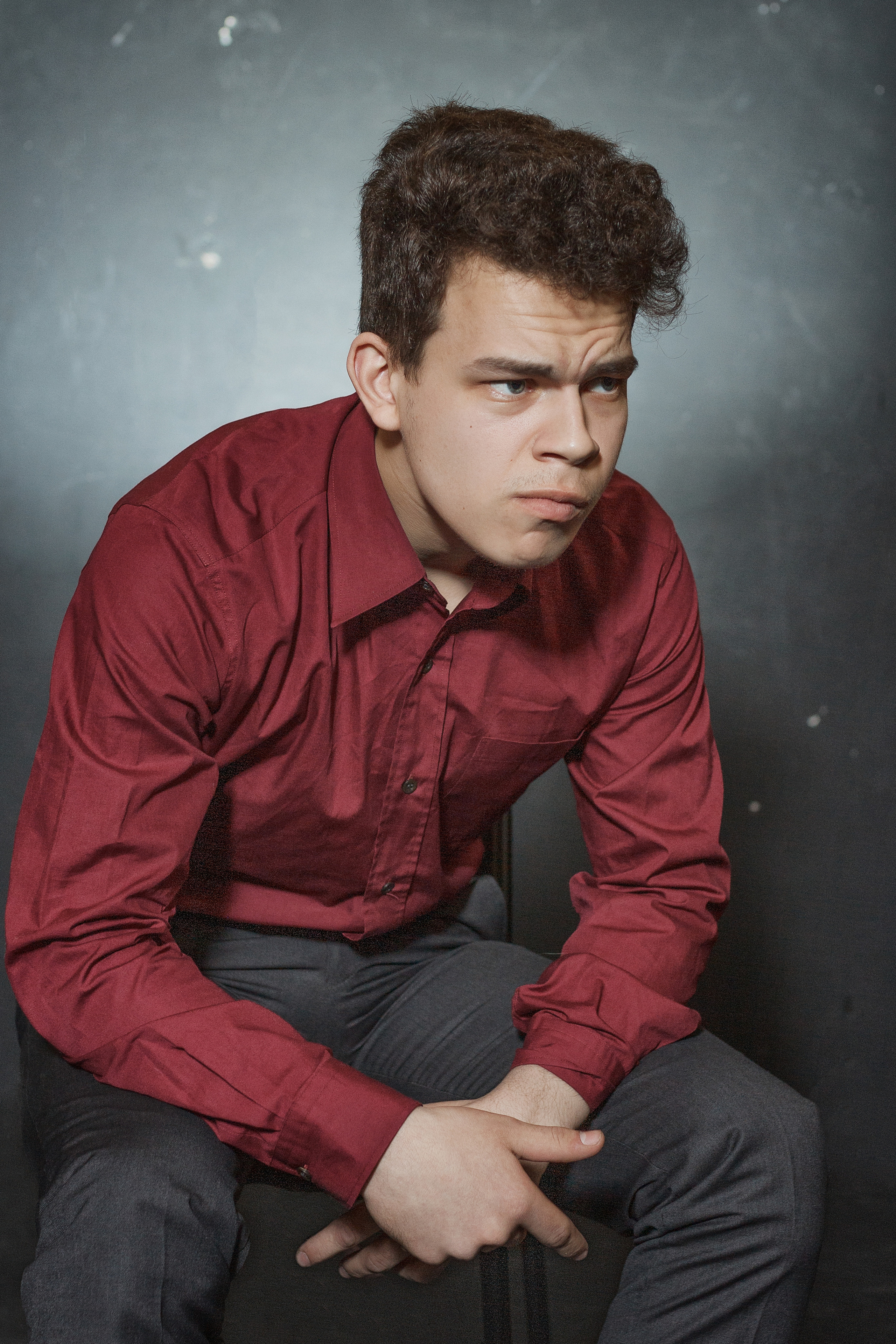 Юноша вызывающе смотрит