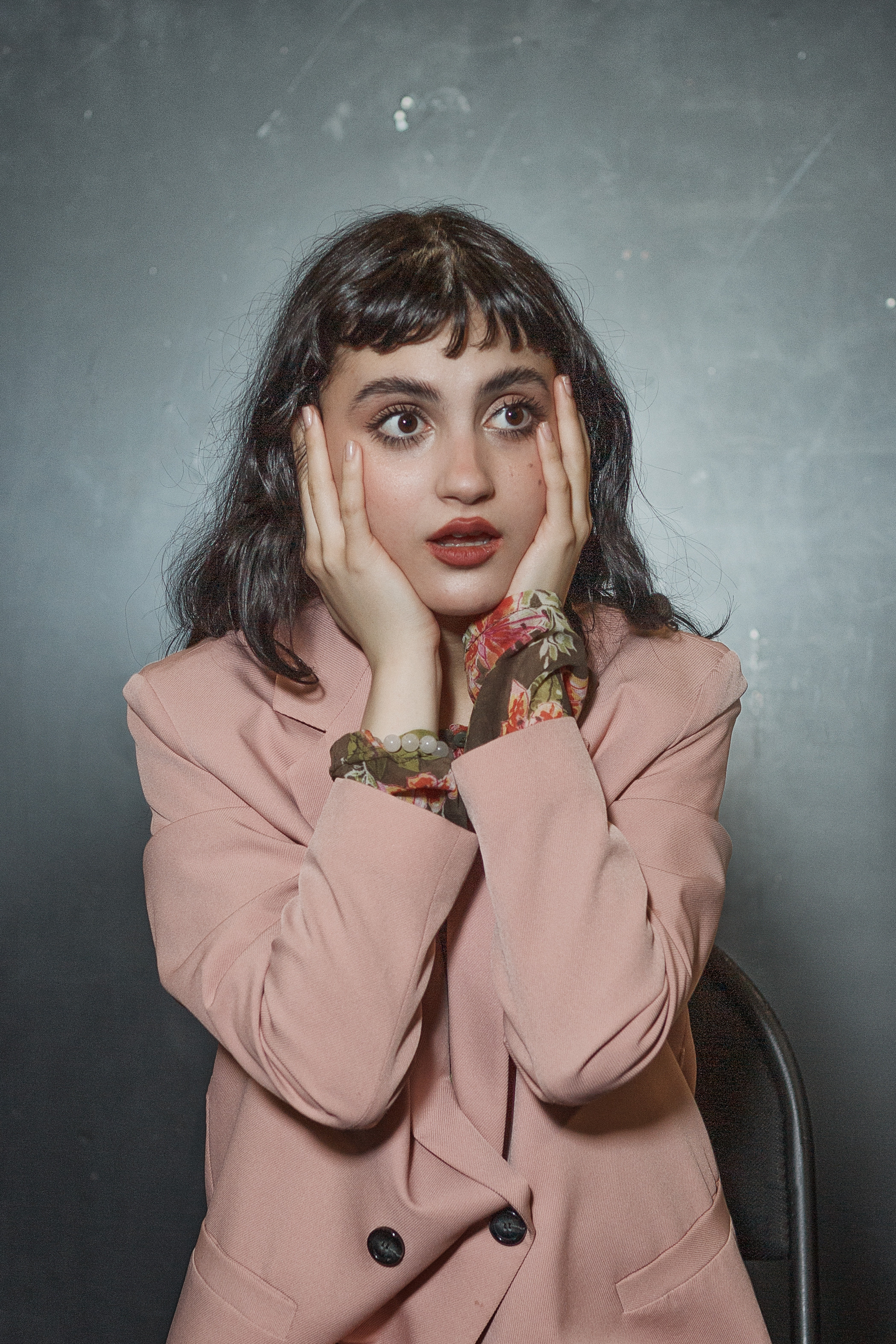 Эмоциональный портрет девушки в розовом пиджаке