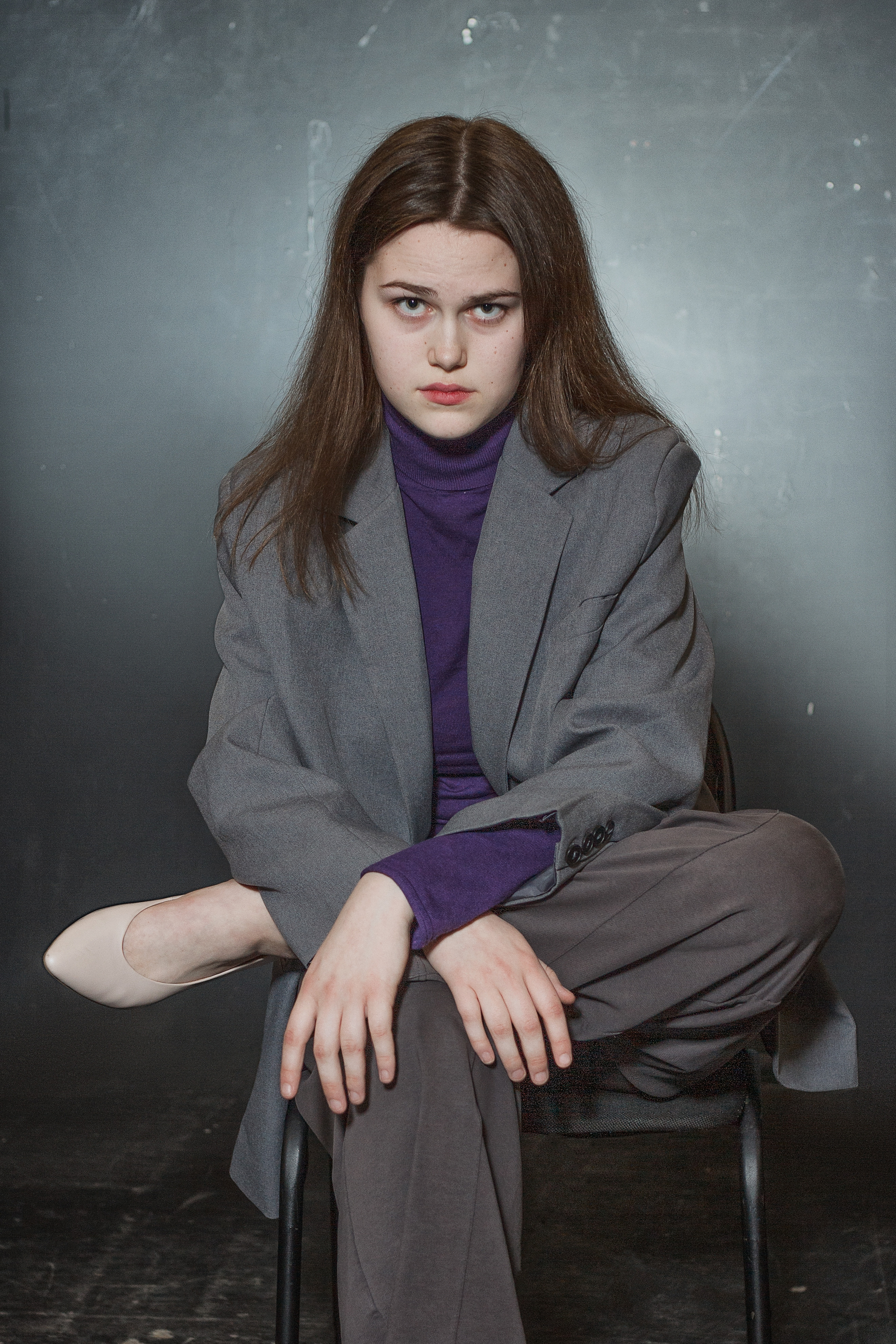 Серьезная девушка смотрит в кадр