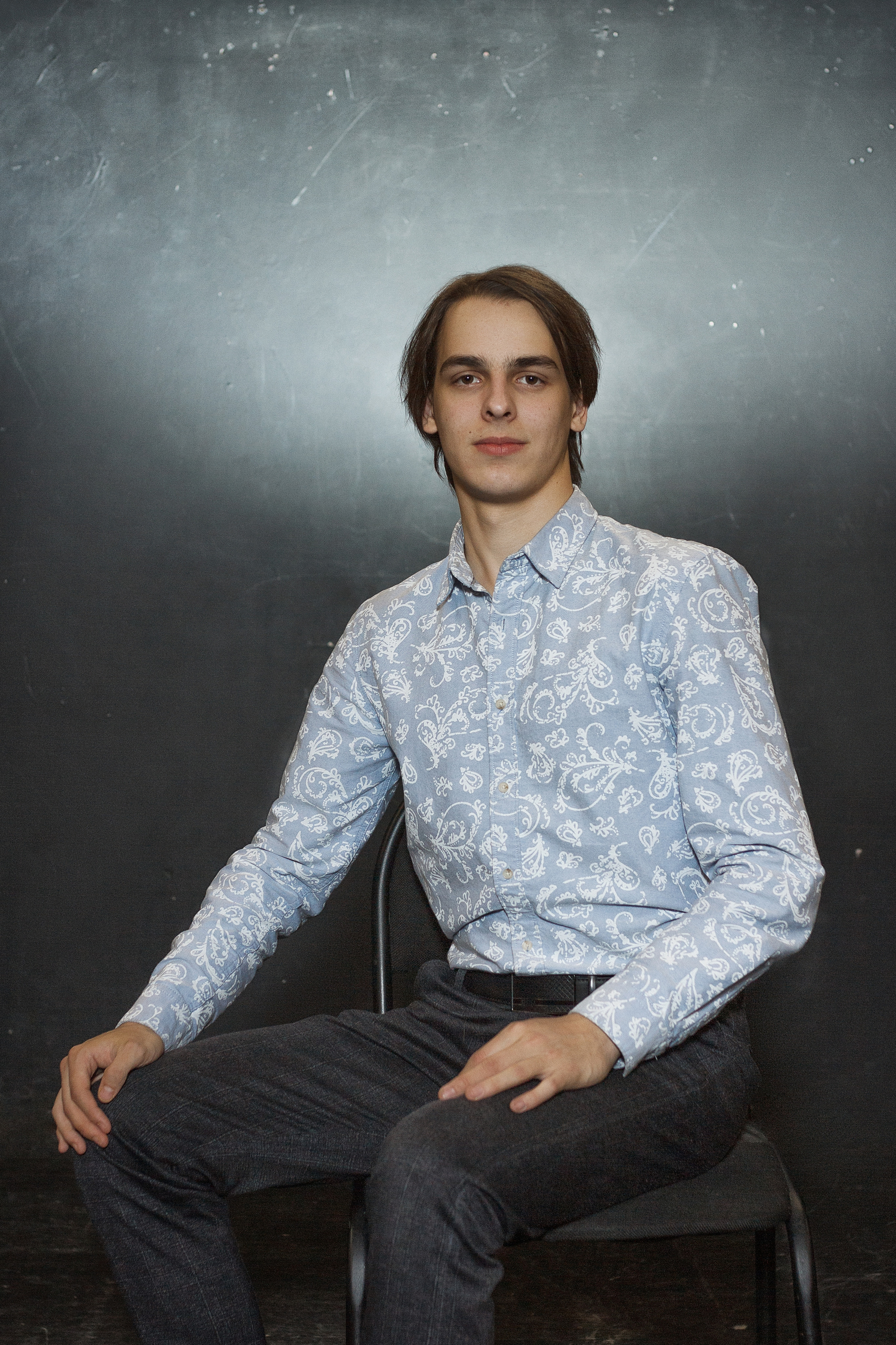 Фотография молодого человека в рубашке