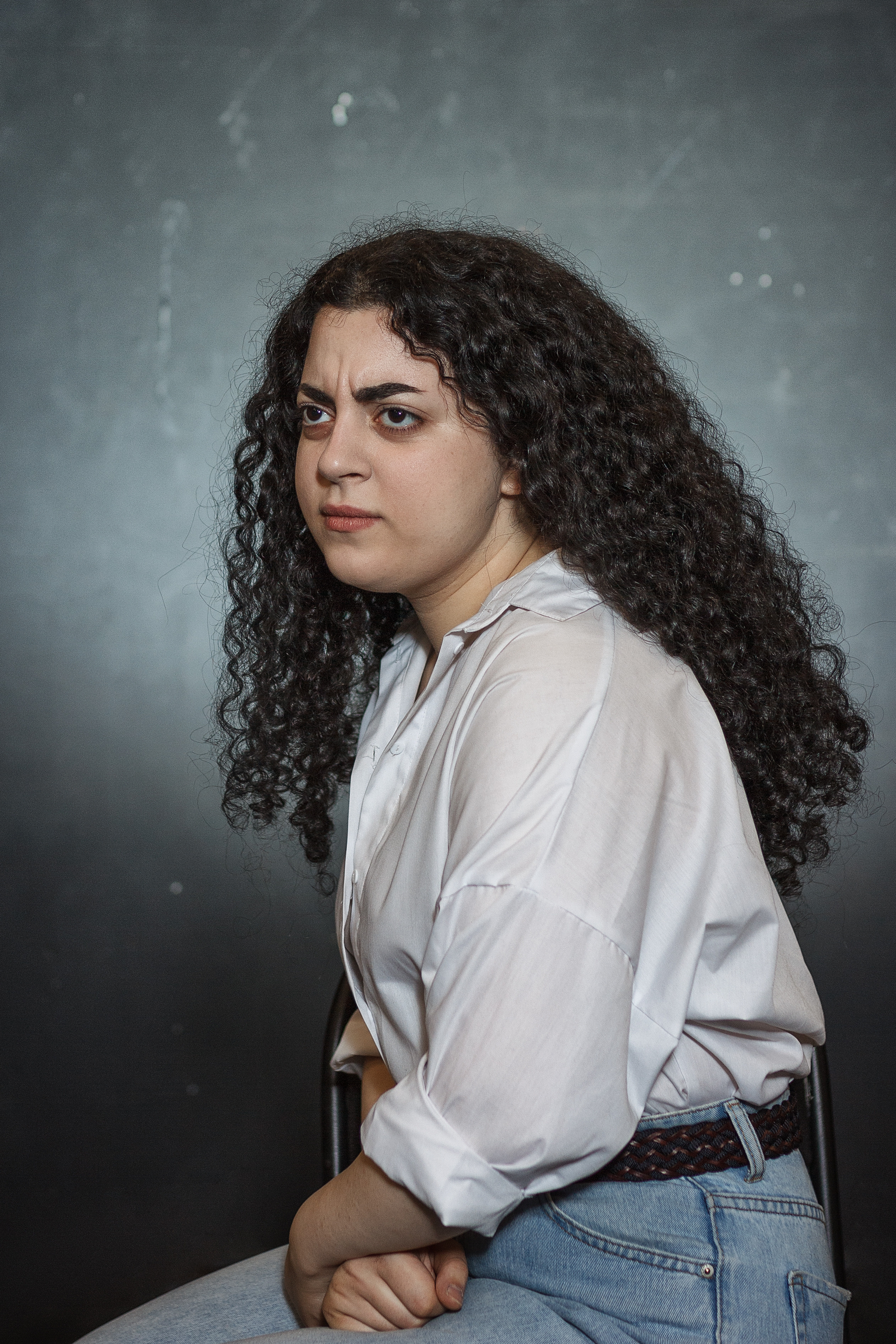 Фотография хмурой девушки