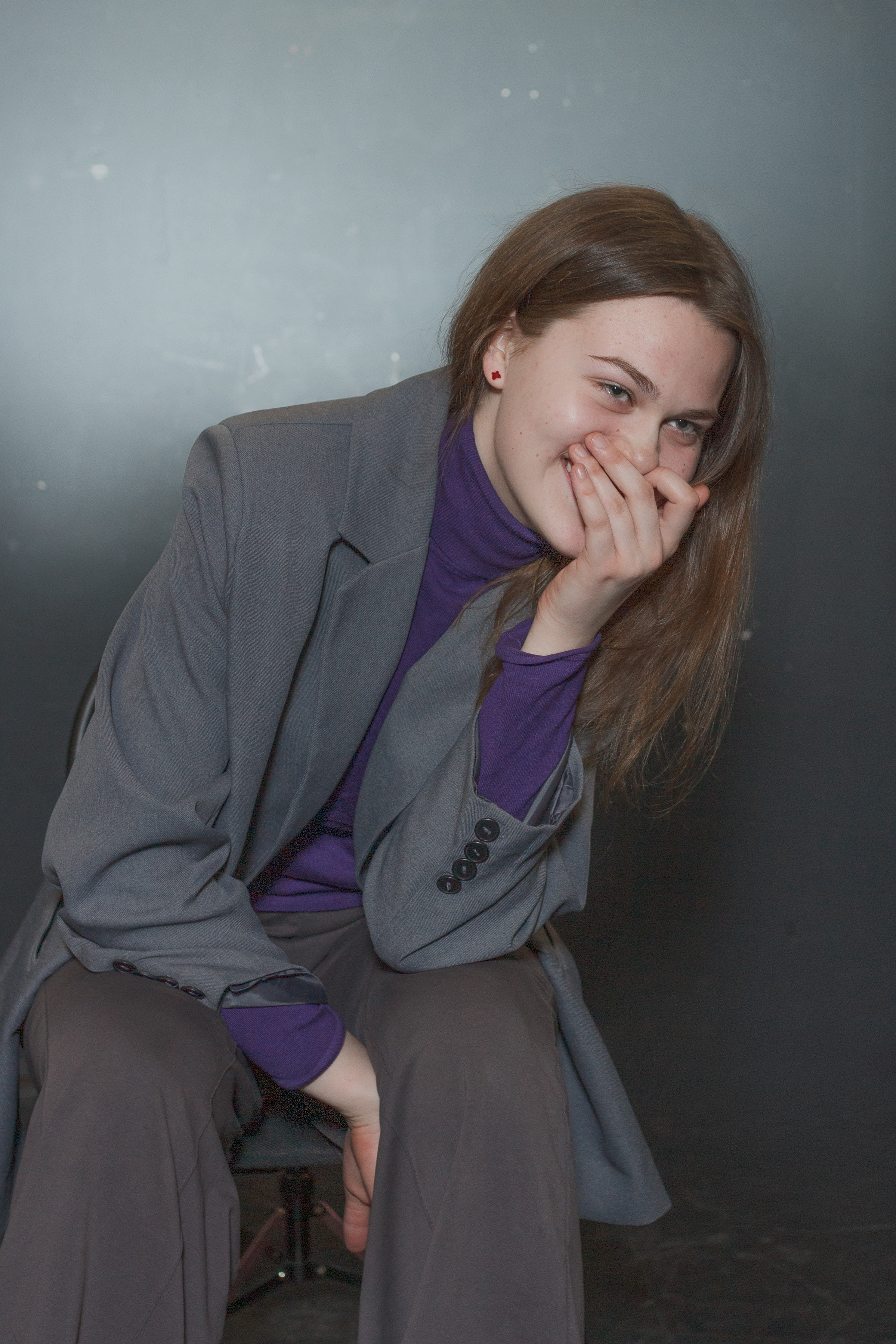 Девушка в пиджаке смеется