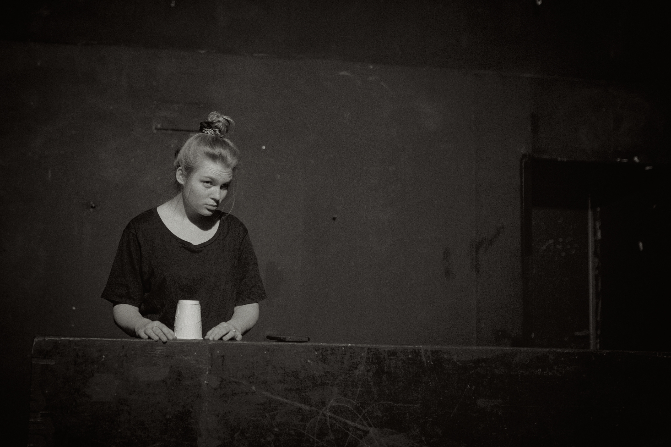 Девушка показывает небольшую сценку на актерском мастерстве