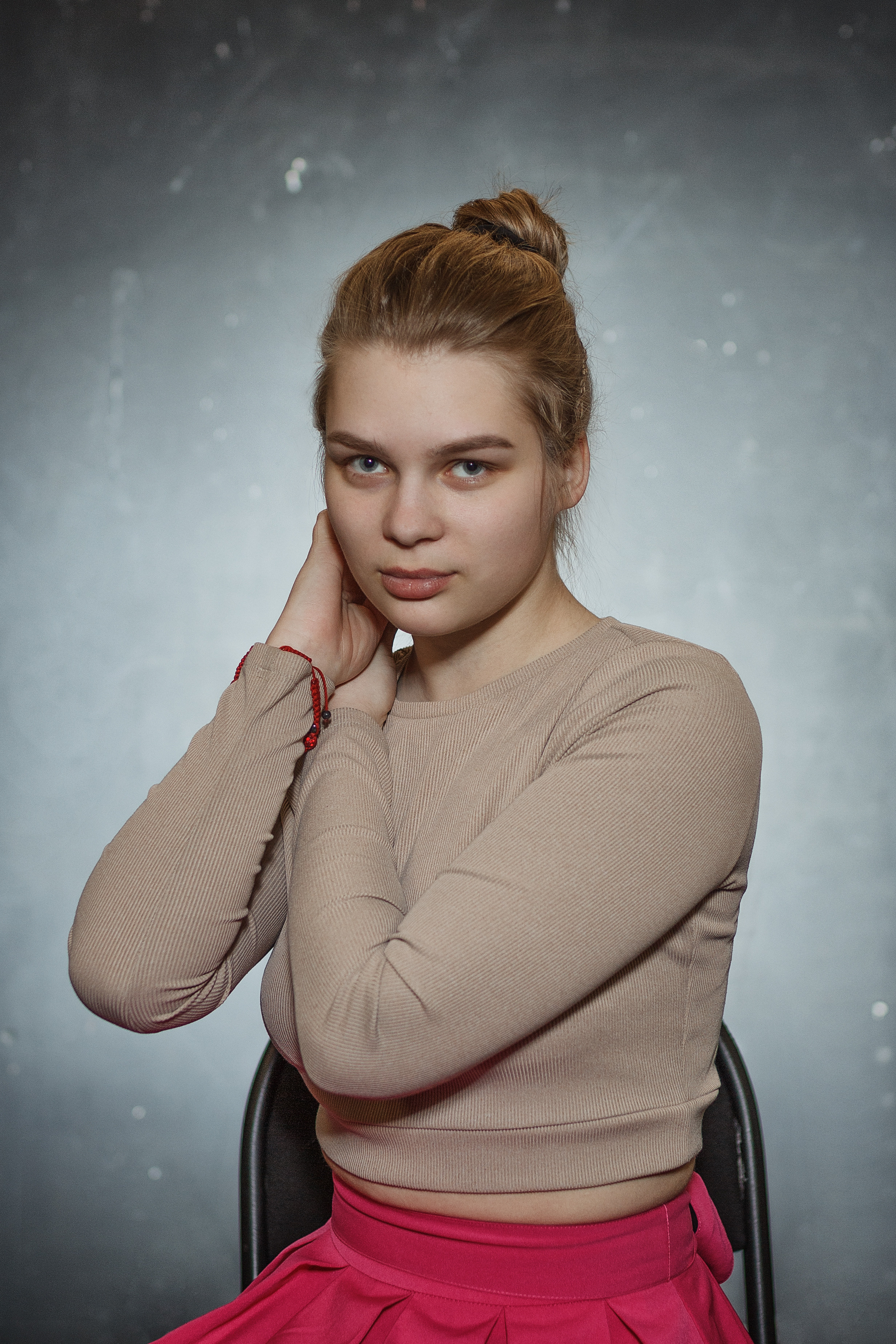 Девушка в яркой юбке с волосами, собранными в пучок