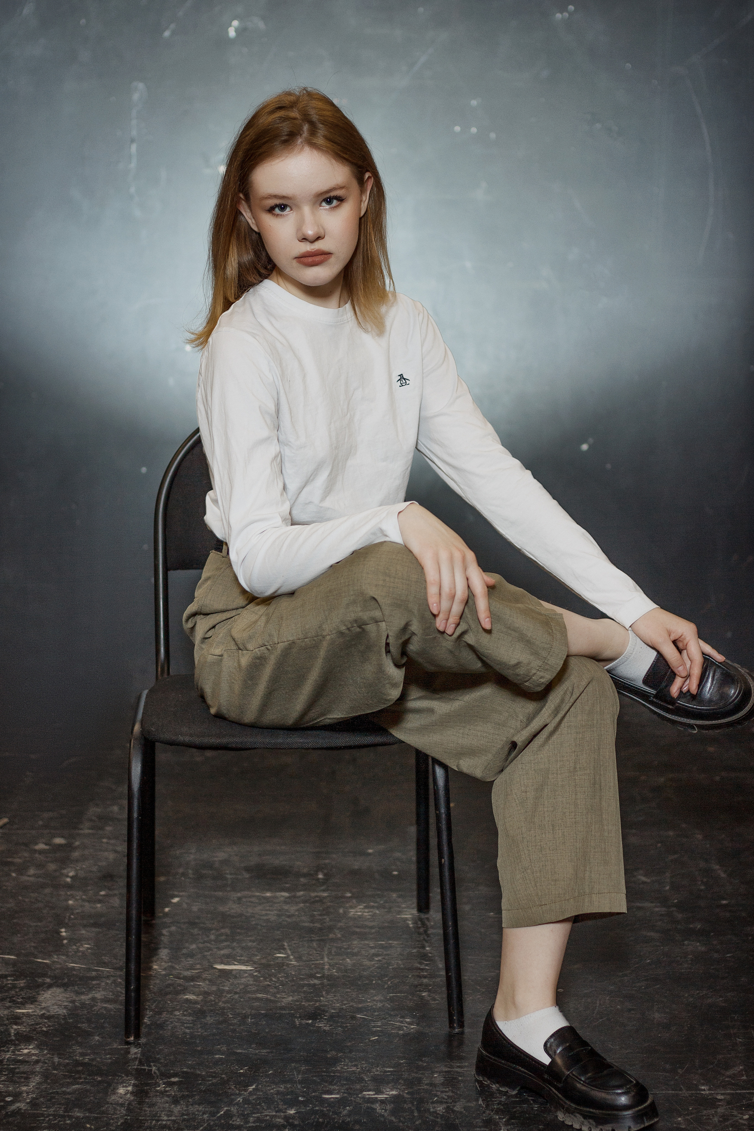 Фотография девушки в белой кофте