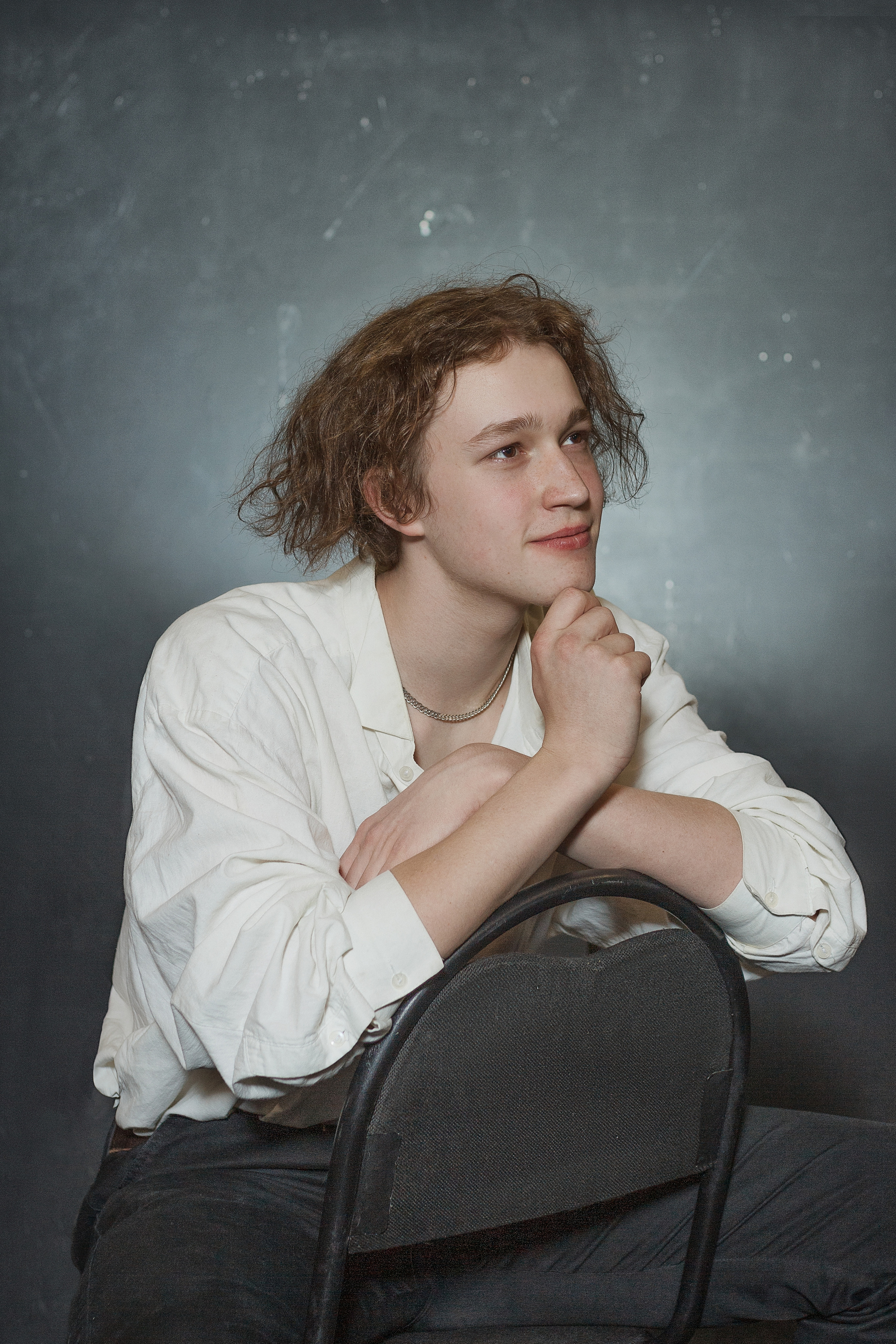 Фотография красивого молодого человека в белой рубашке