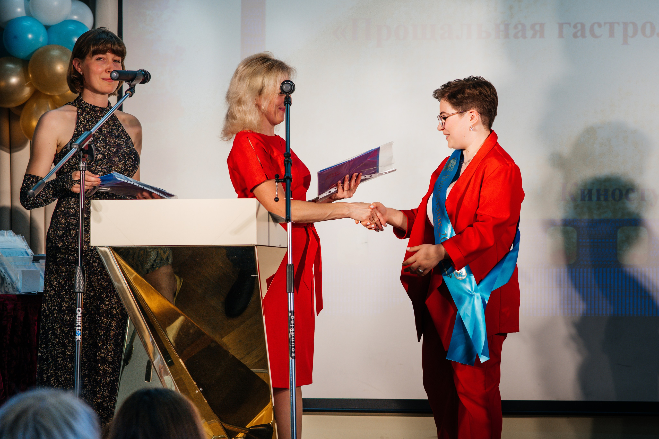 Вручение аттестатов. Выпускные альбомы в Подольске Москве и МО