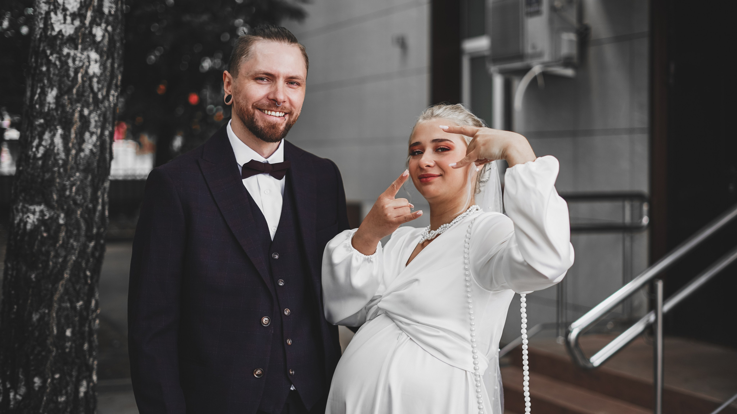 Молодожены возле загса