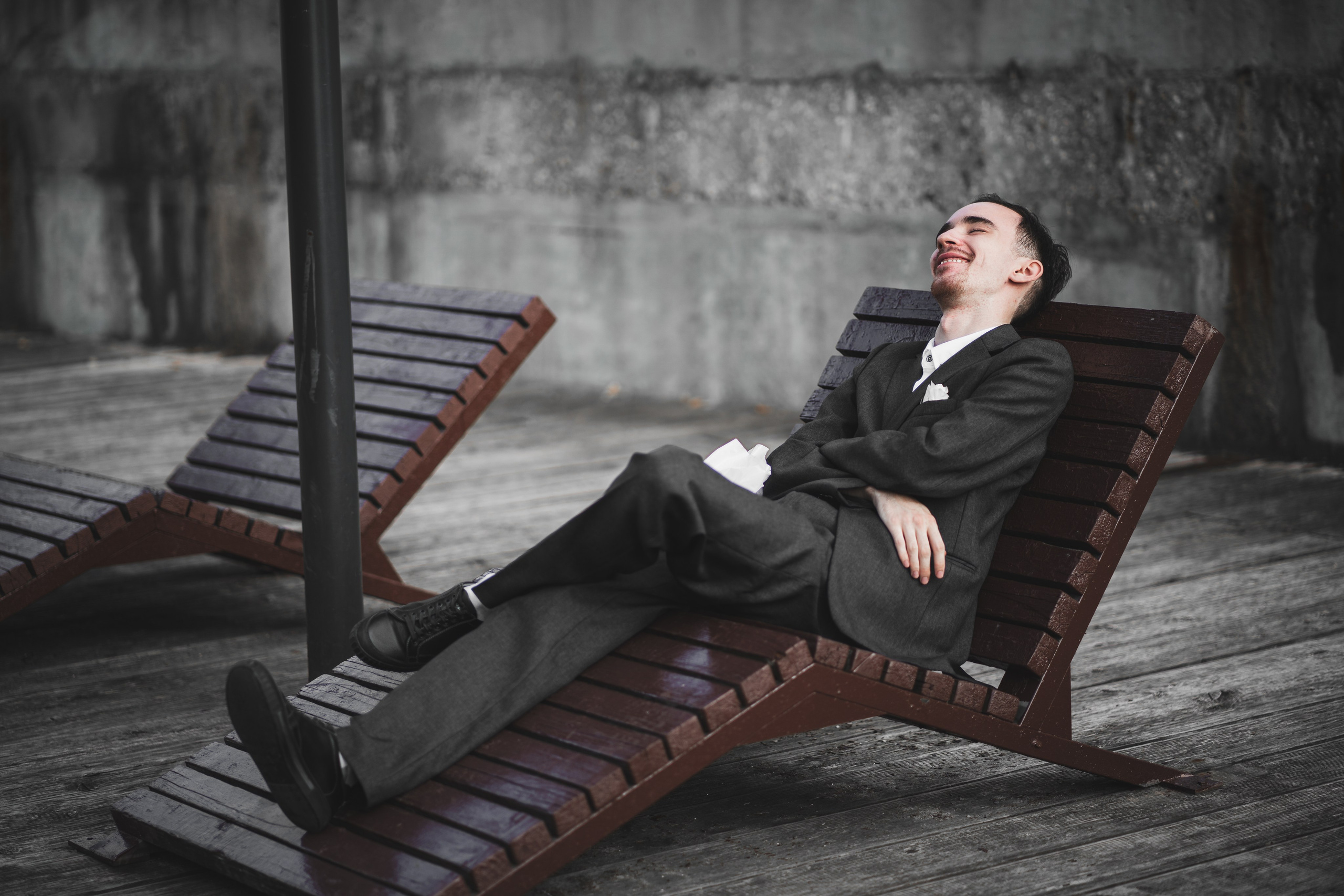 Жених лежит на шезлонге