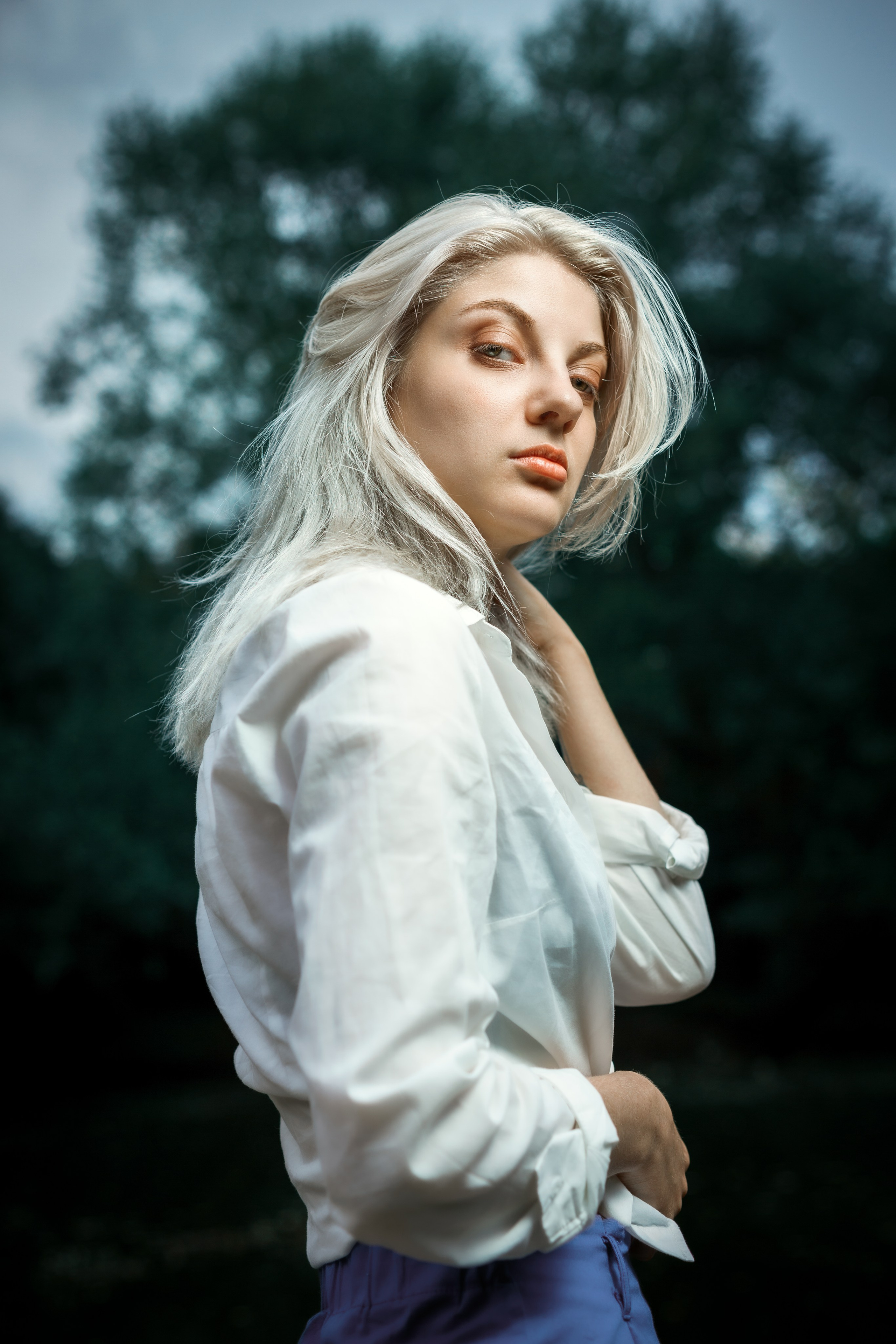 Откройте для себя магию "Белоснежной гармонии" в этом фотоальбоме, где девушка с белоснежными волосами предстаёт в утончённых образах на природе. Наслаждайтесь кадрами, где она лежит на дереве у озера и на траве, с элегантной рубашкой, добавляющей загадочности и эстетики. Девушка, молодая девушка, Блондинка, Фотосеесия, Подросток, Крашенные волосы, Озеро, Рубашка, Позировка, Потрет, Полуголая, Полуголая девушка, Девушка в белье, Дерево, Озеро, Красотка, Ноги, Трава, Ню,