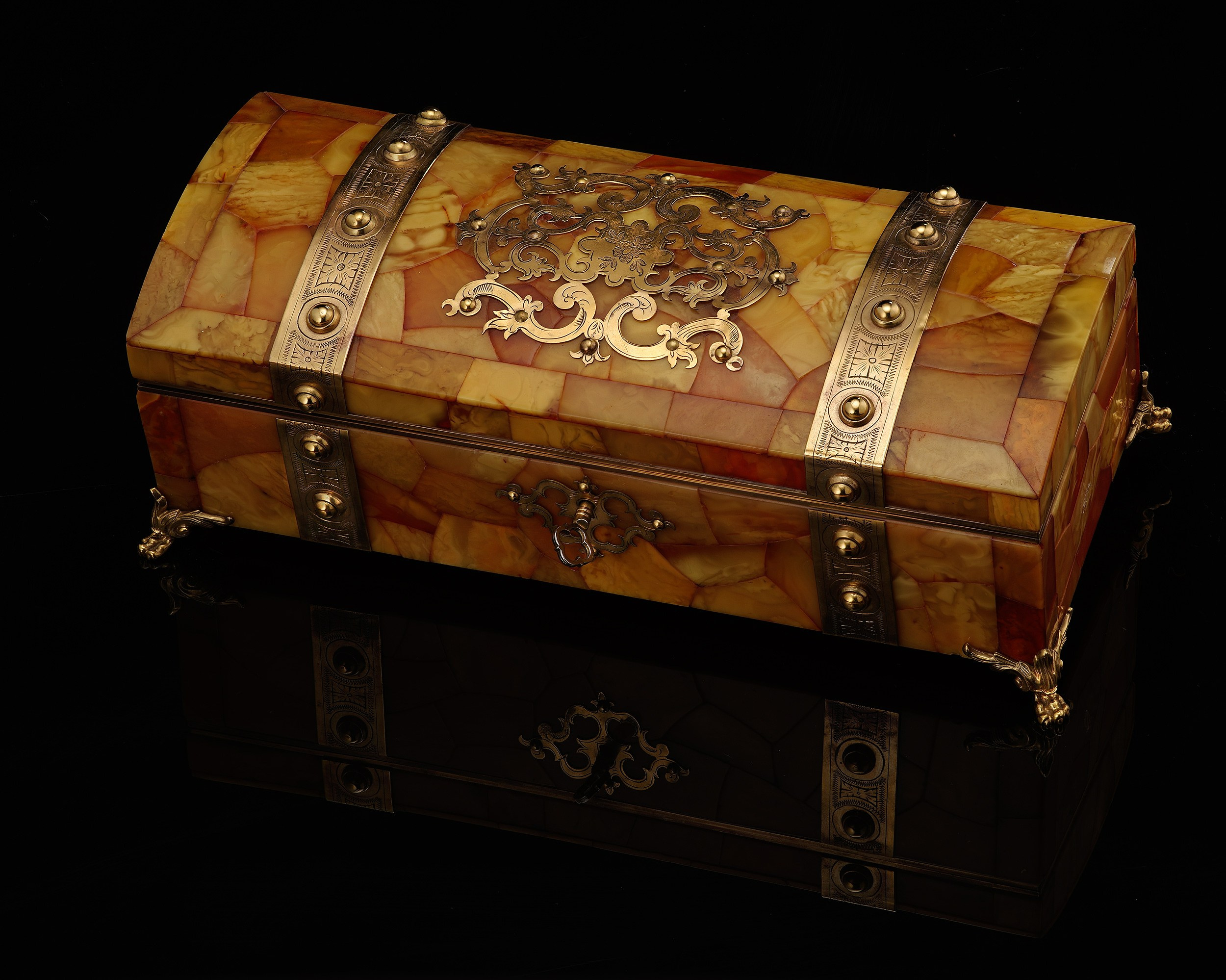 Изделия из драгоценных металлов. Предметная фотосъемка антиквариата, ювелирных украшений, камнерезных изделий, картин, предметов искусства и коллекционных предметов