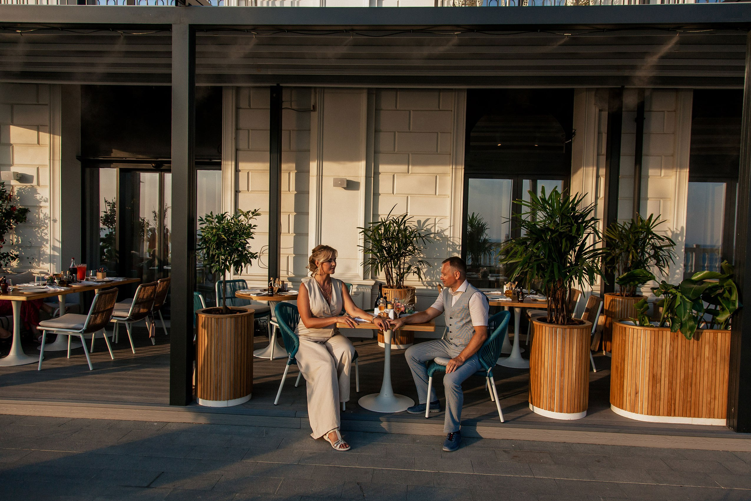 Семейная прогулка у моря на набережной Анапы — фотосессия на закате