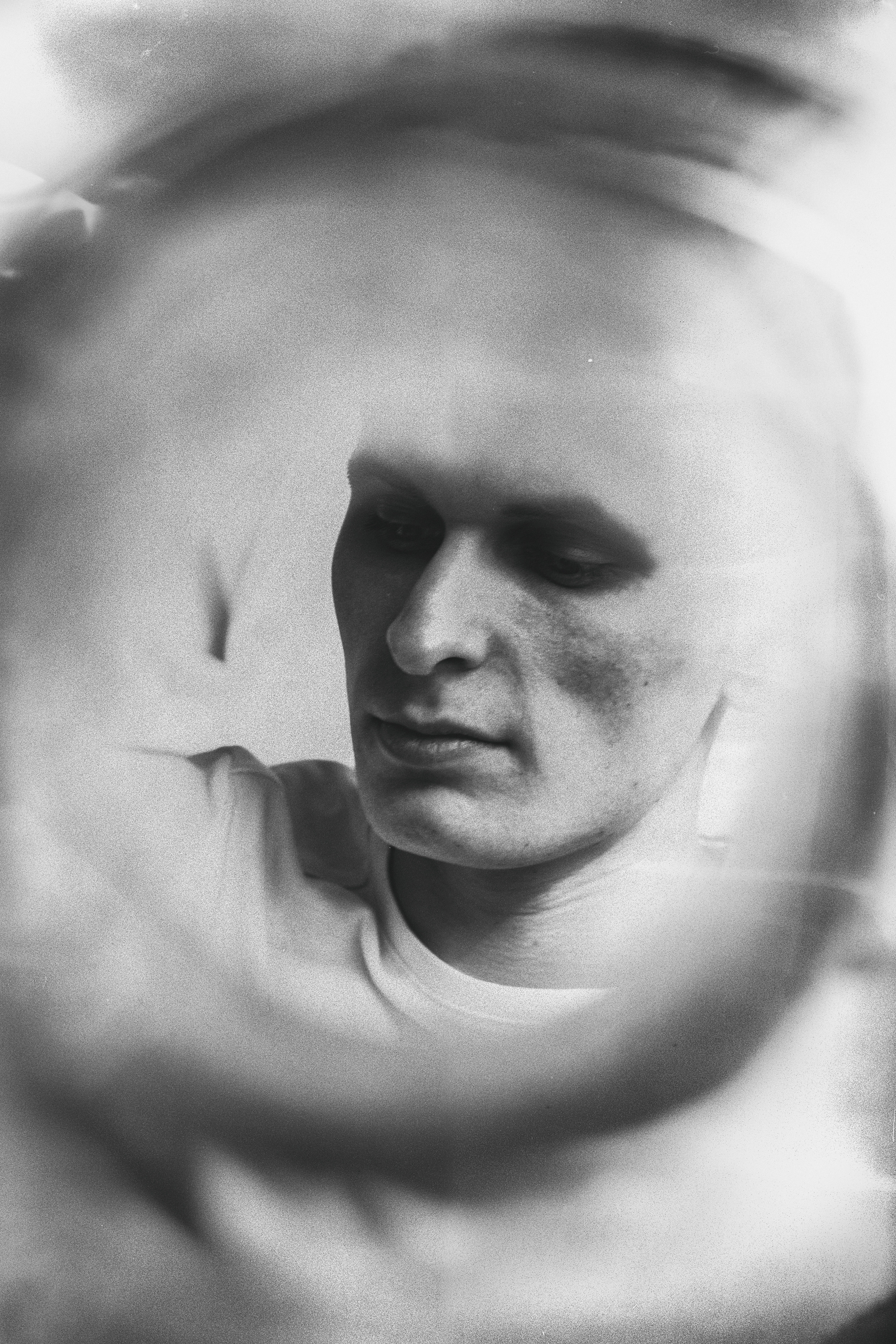 крупный мужской портрет черно-белый, мужчина в майке напротив окна 