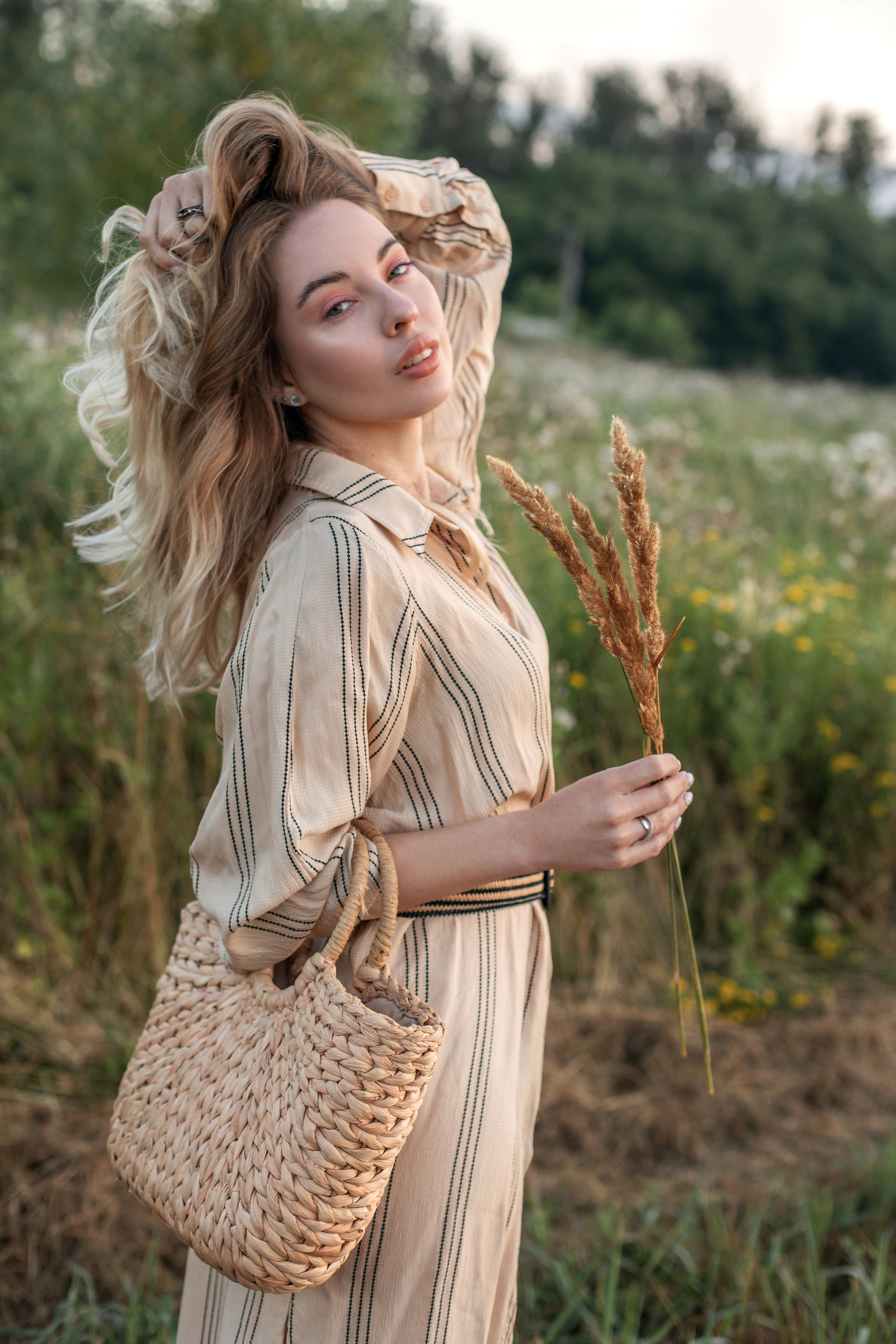 Женская фотосессия в полях 3 девушки 3 поля. Фотограф в Краснодаре Евгения Михаевич