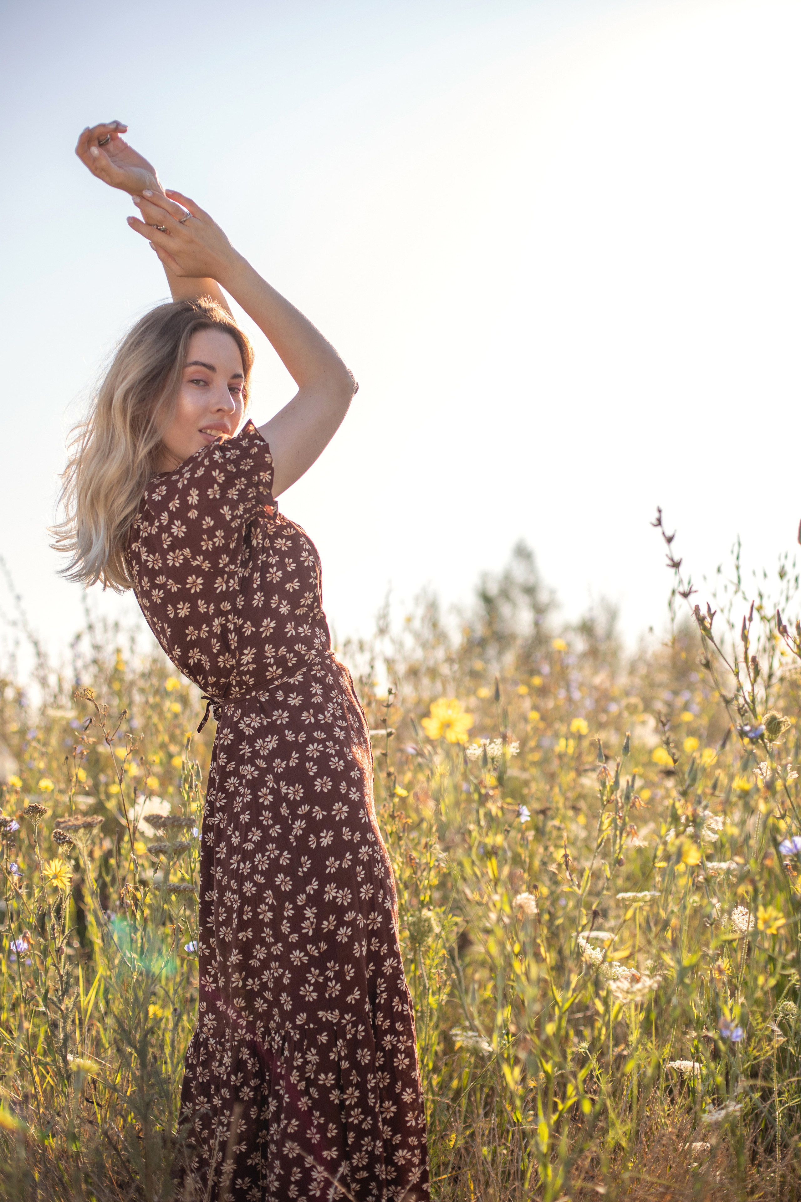 Женская фотосессия в полях 3 девушки 3 поля. Фотограф в Краснодаре Евгения Михаевич