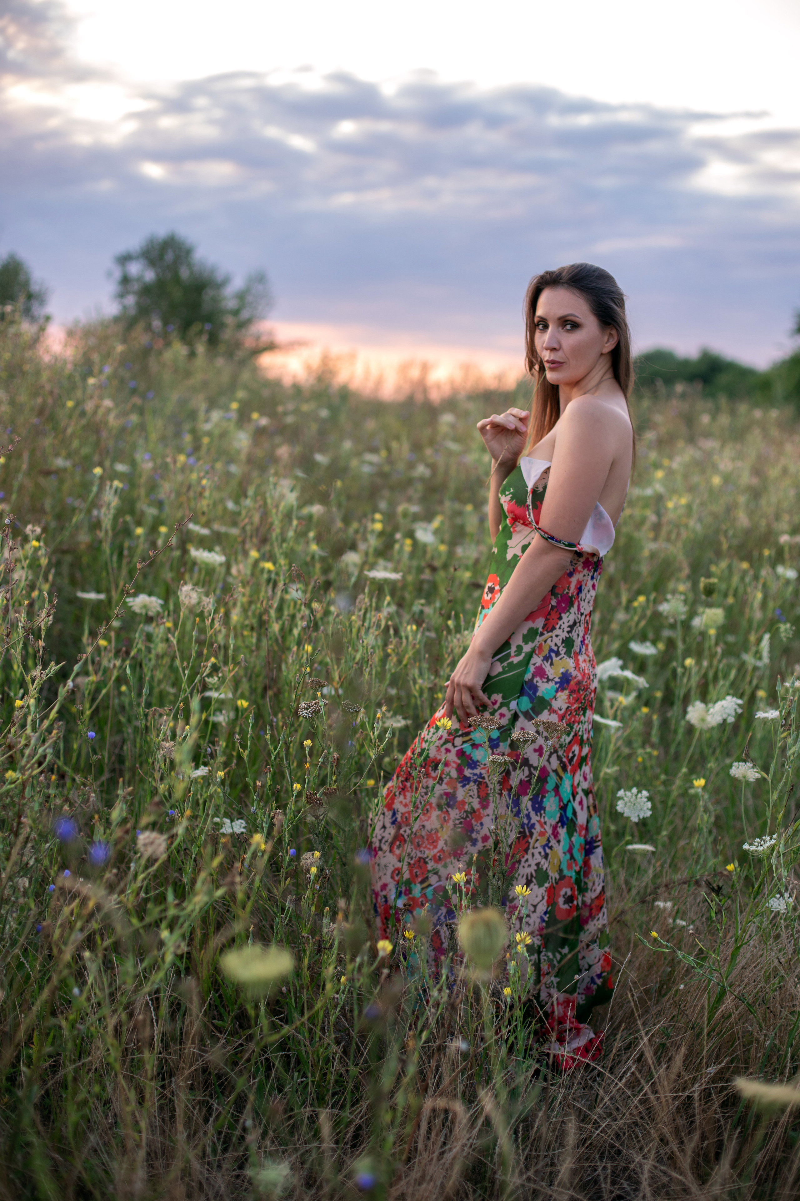 Женская фотосессия в полях 3 девушки 3 поля. Фотограф в Краснодаре Евгения Михаевич