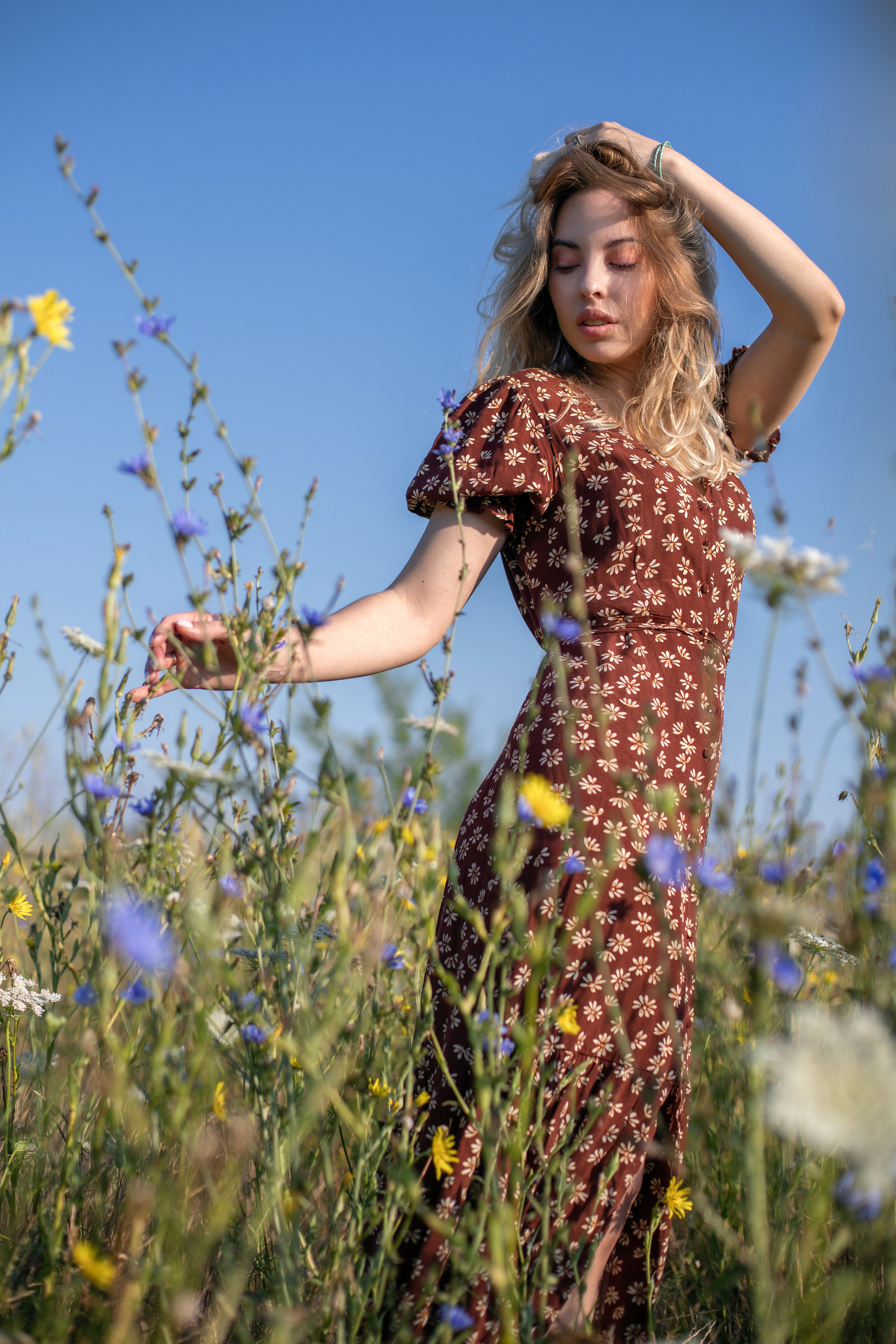 Женская фотосессия в полях 3 девушки 3 поля. Фотограф в Краснодаре Евгения Михаевич