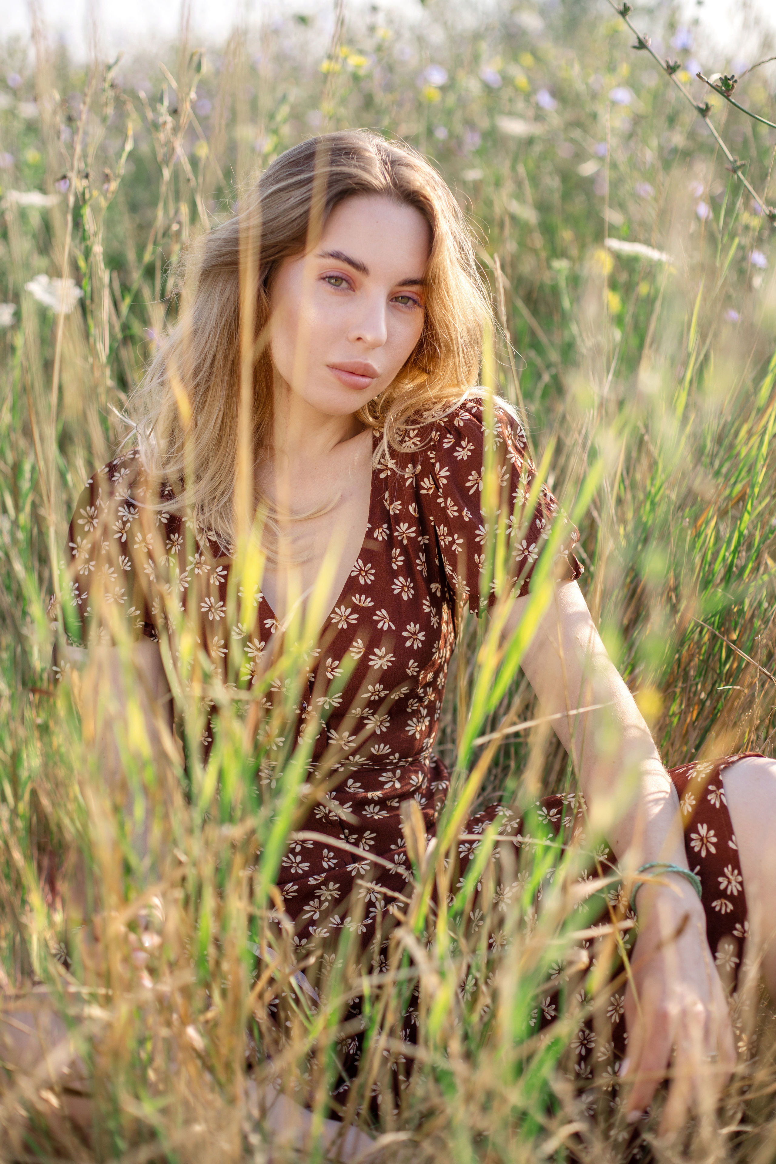 Женская фотосессия в полях 3 девушки 3 поля. Фотограф в Краснодаре Евгения Михаевич
