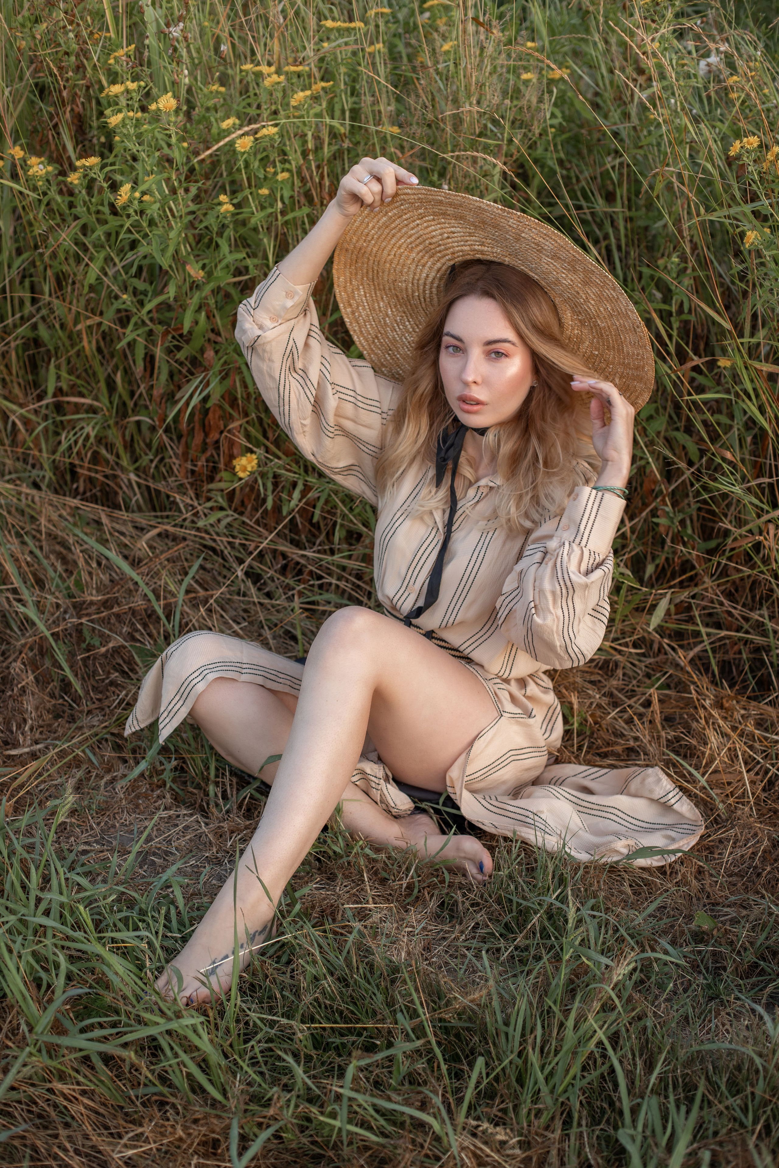 Женская фотосессия в полях 3 девушки 3 поля. Фотограф в Краснодаре Евгения Михаевич