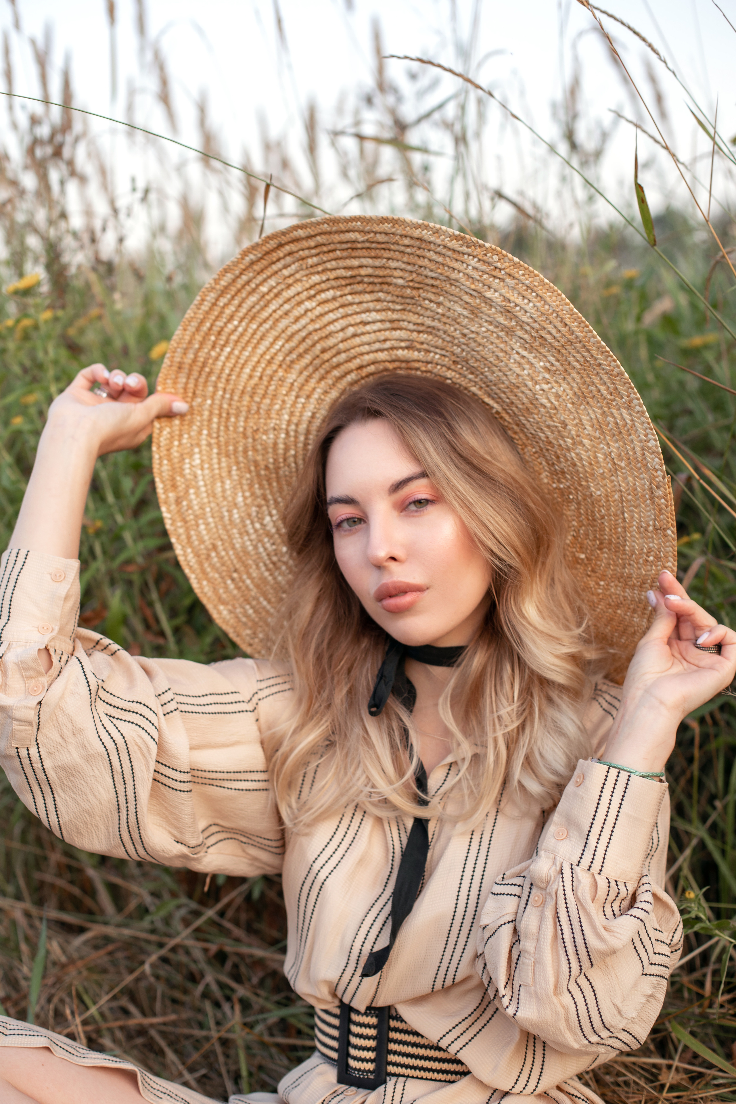 Женская фотосессия в полях 3 девушки 3 поля. Фотограф в Краснодаре Евгения Михаевич