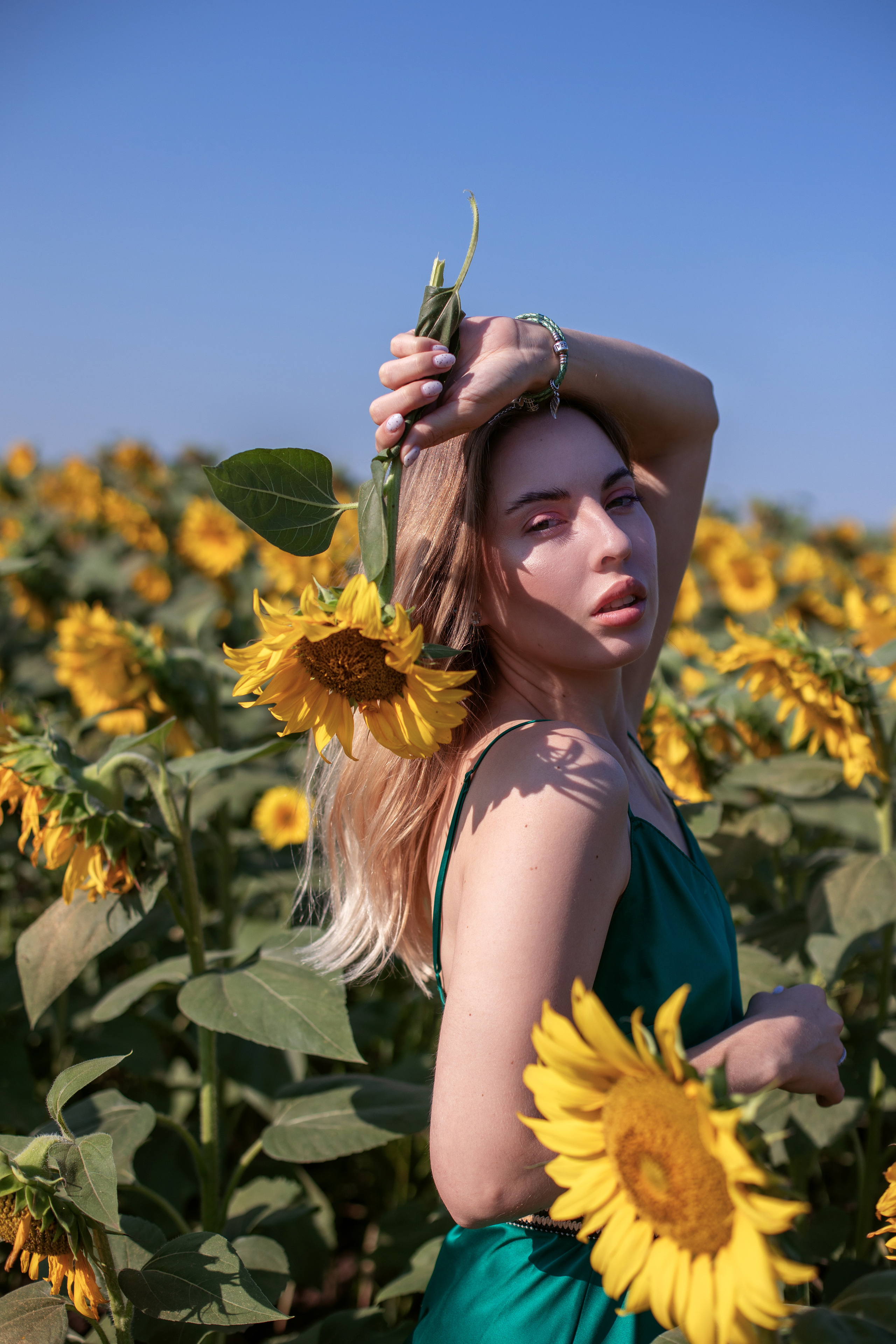 Женская фотосессия в полях 3 девушки 3 поля. Фотограф в Краснодаре Евгения Михаевич