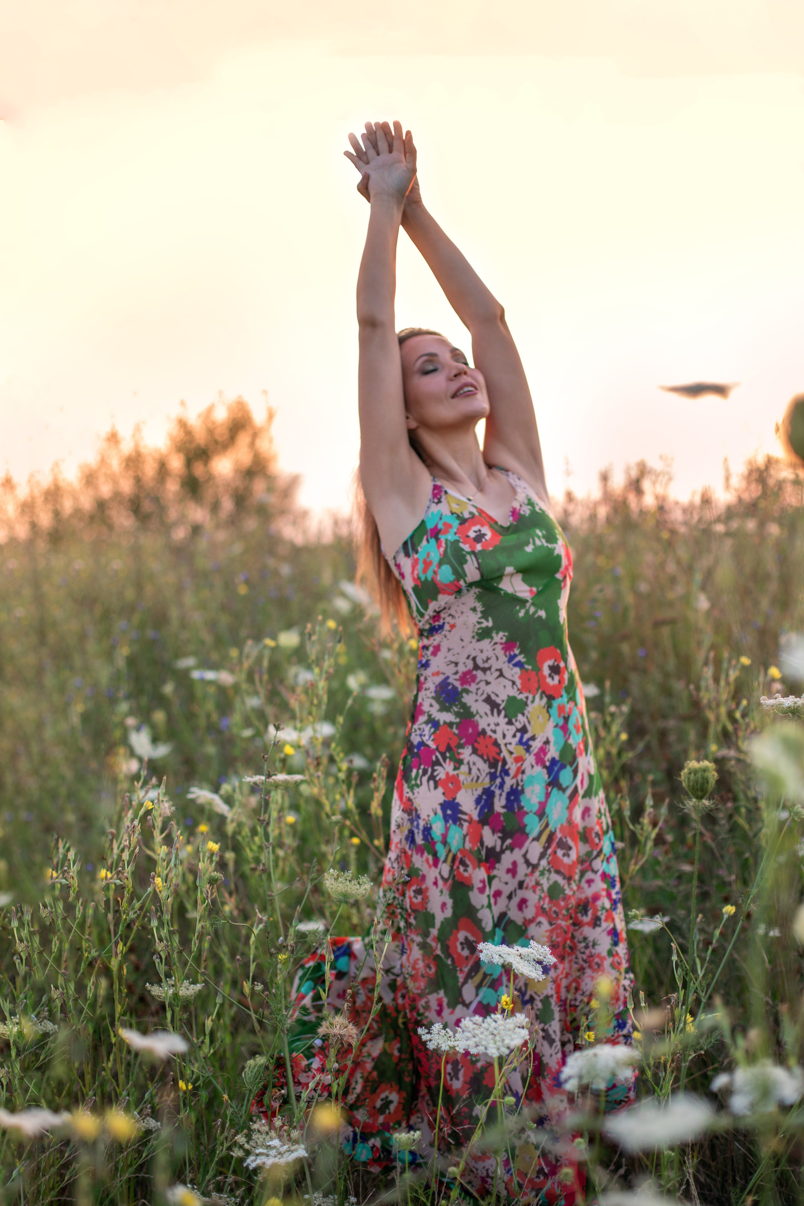 Женская фотосессия в полях 3 девушки 3 поля. Фотограф в Краснодаре Евгения Михаевич