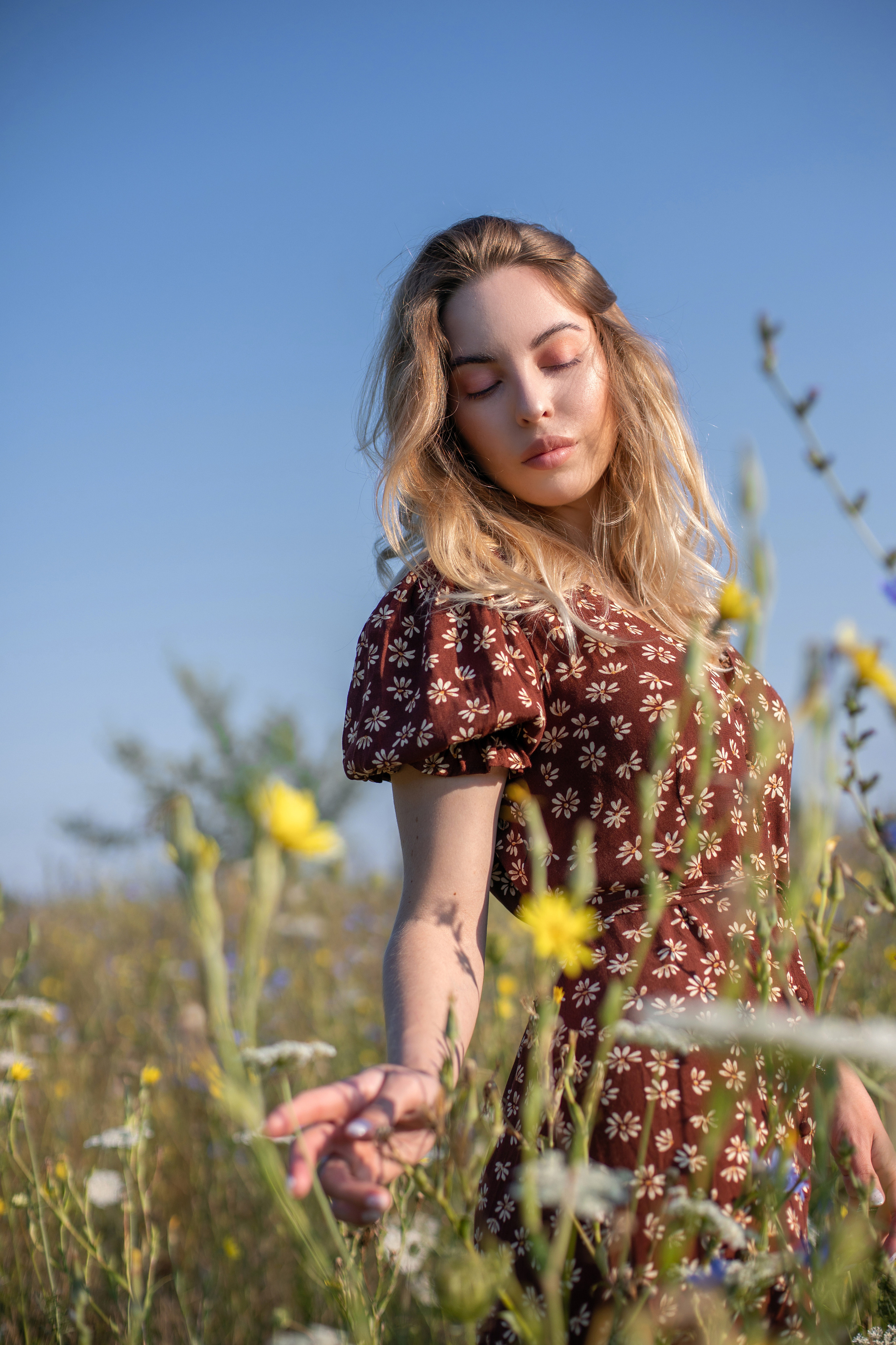 Женская фотосессия в полях 3 девушки 3 поля. Фотограф в Краснодаре Евгения Михаевич