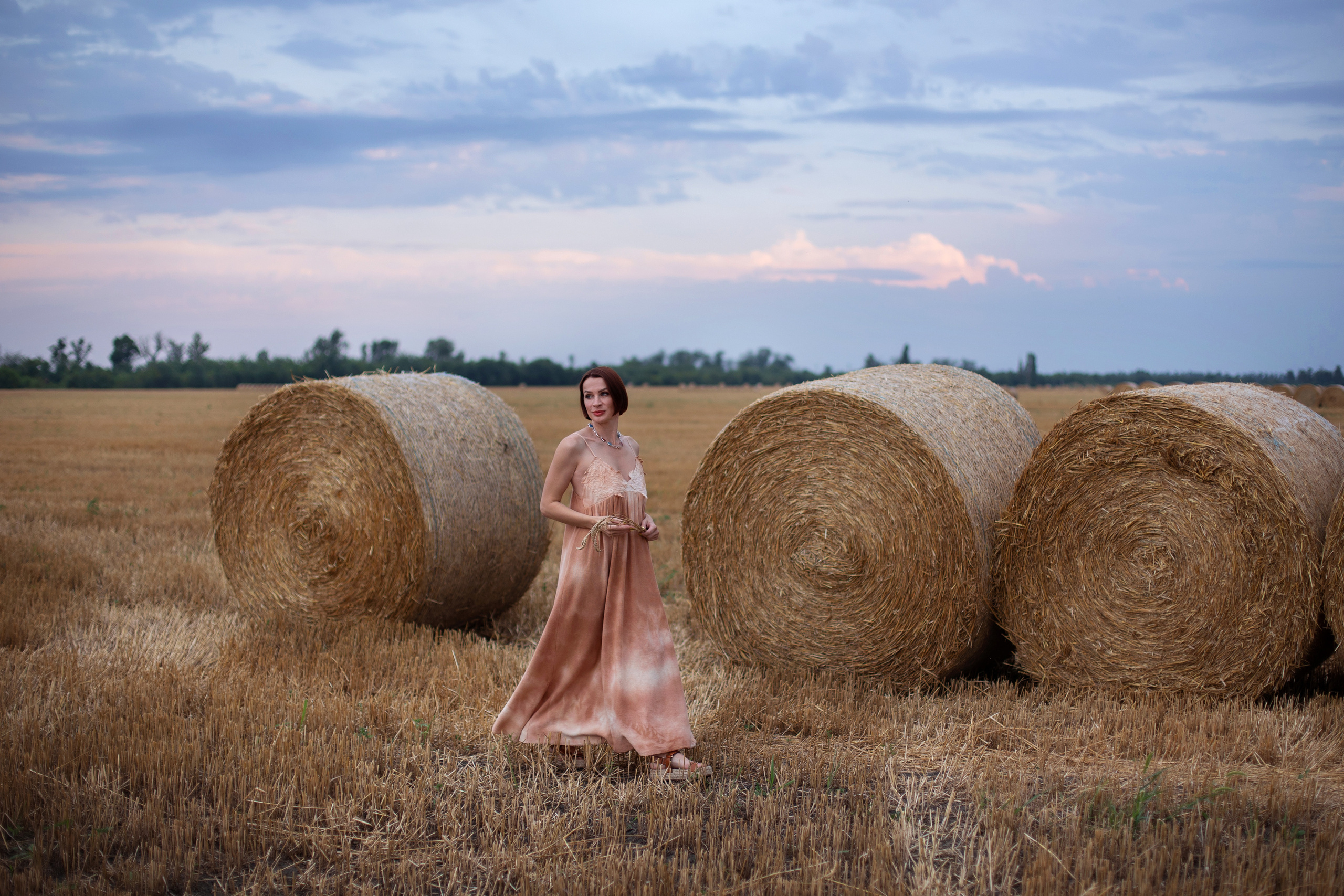 Женская фотосессия в полях 3 девушки 3 поля. Фотограф в Краснодаре Евгения Михаевич