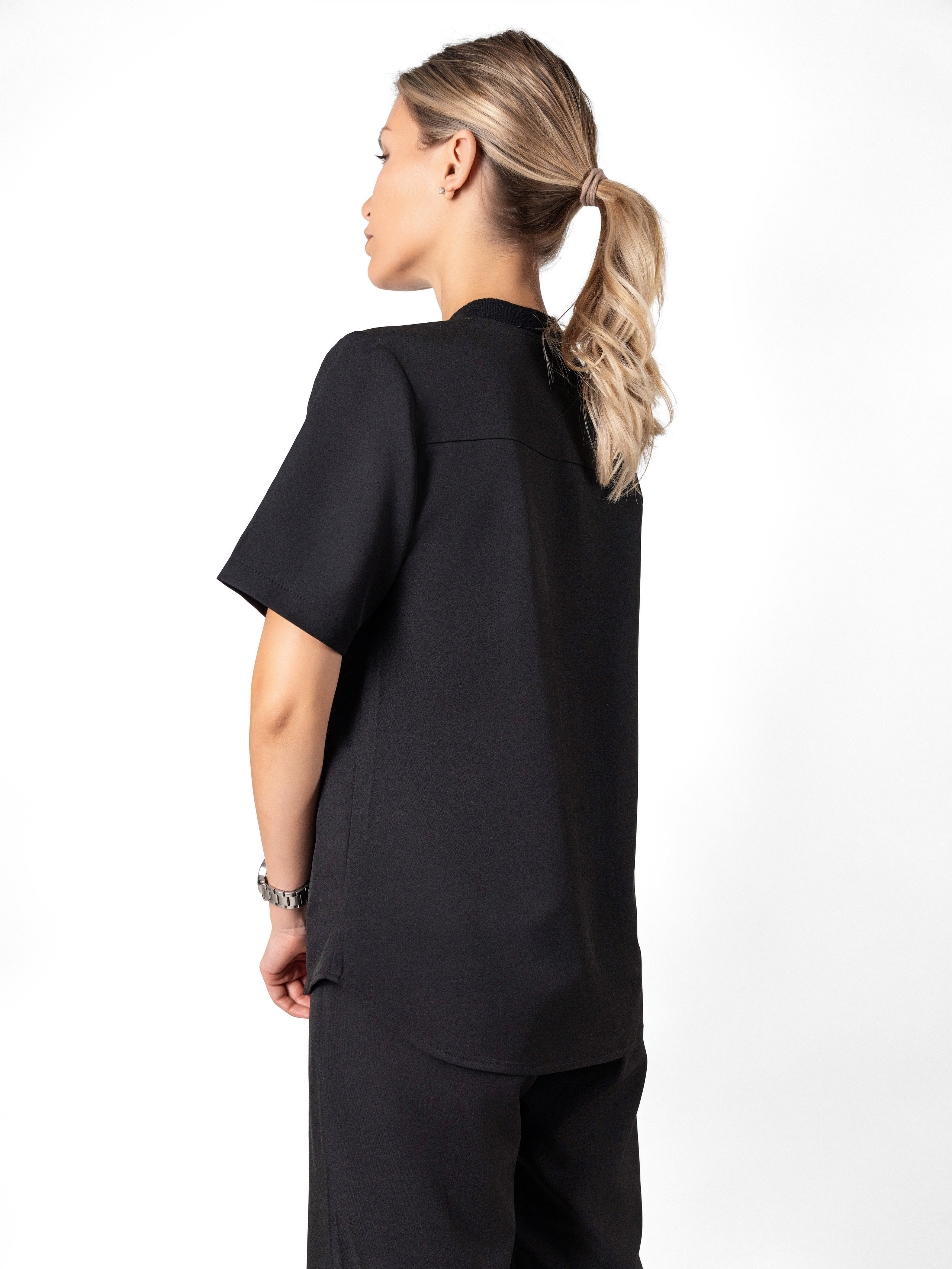 Медицинский халат, съемка для маркетплейсов, модельная съемка. Олейник Денис — предметный фотограф, фотограф для маркетплейсов в Казани