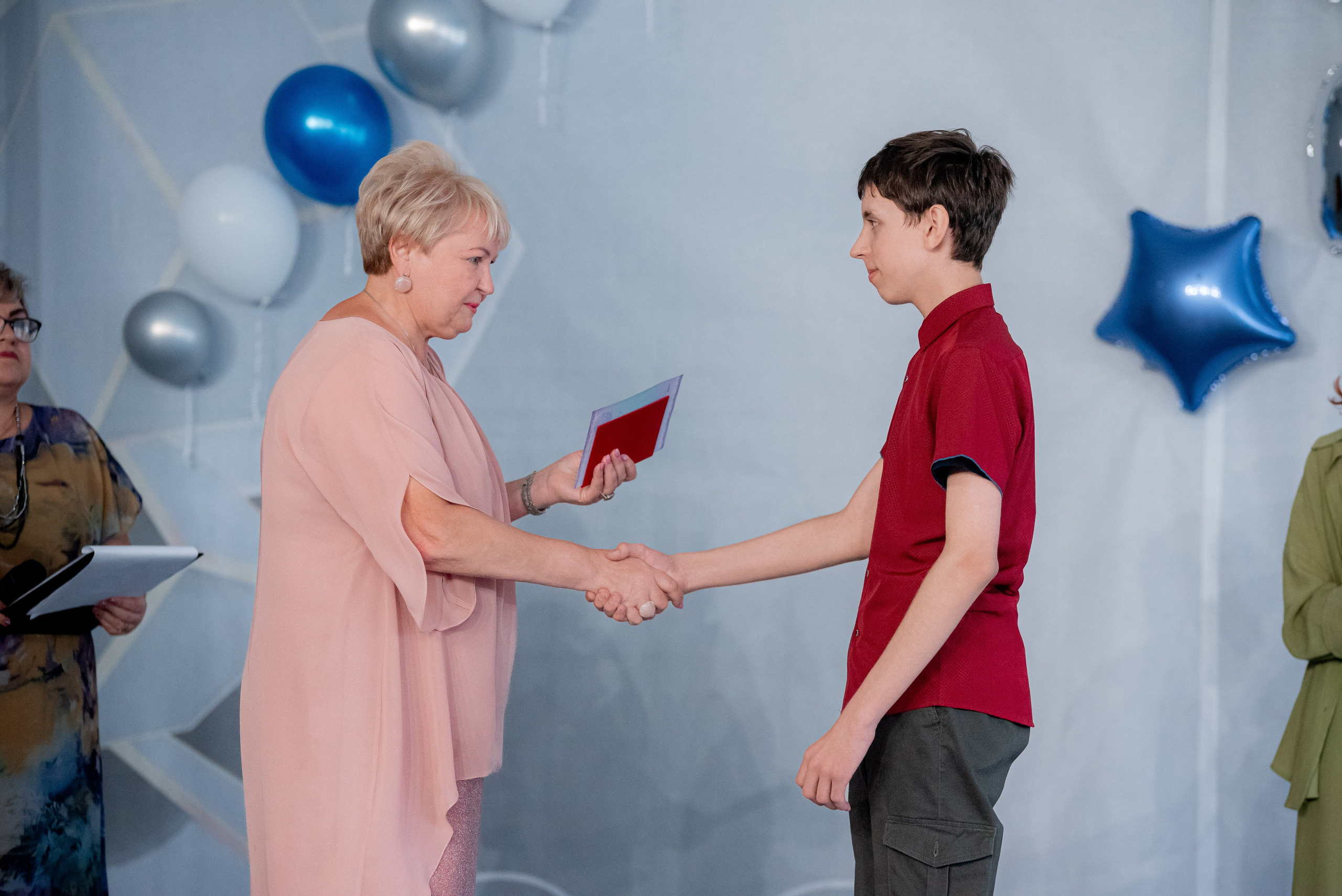 86 школа. Вручение. ДК Тракторозаводского района. Фотограф в Волгограде и Волжском Александр Горбань