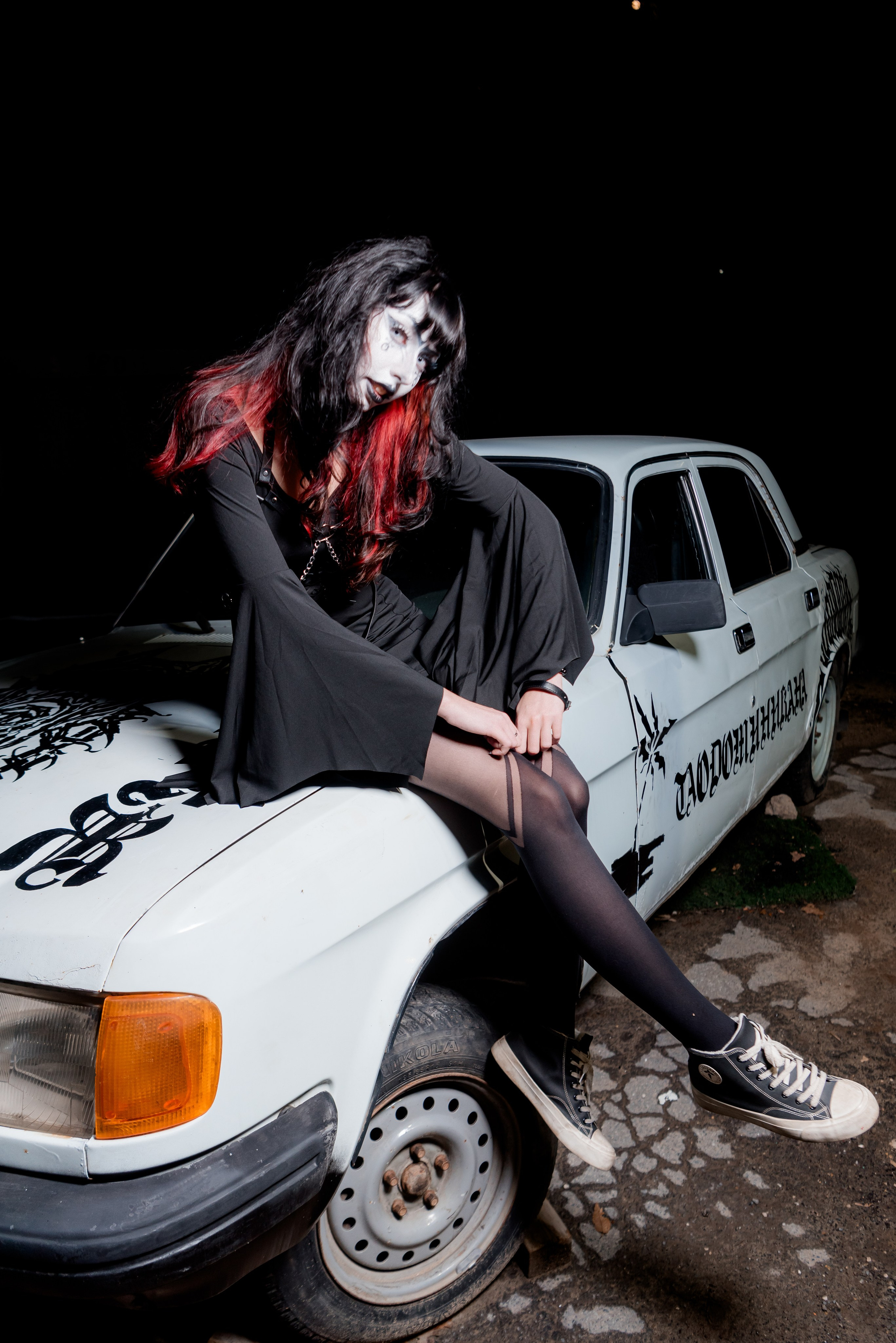 Спонтанная готическая фотосессия в Волжском — девушка в образе «мертвой невесты» на фоне старой Волги.