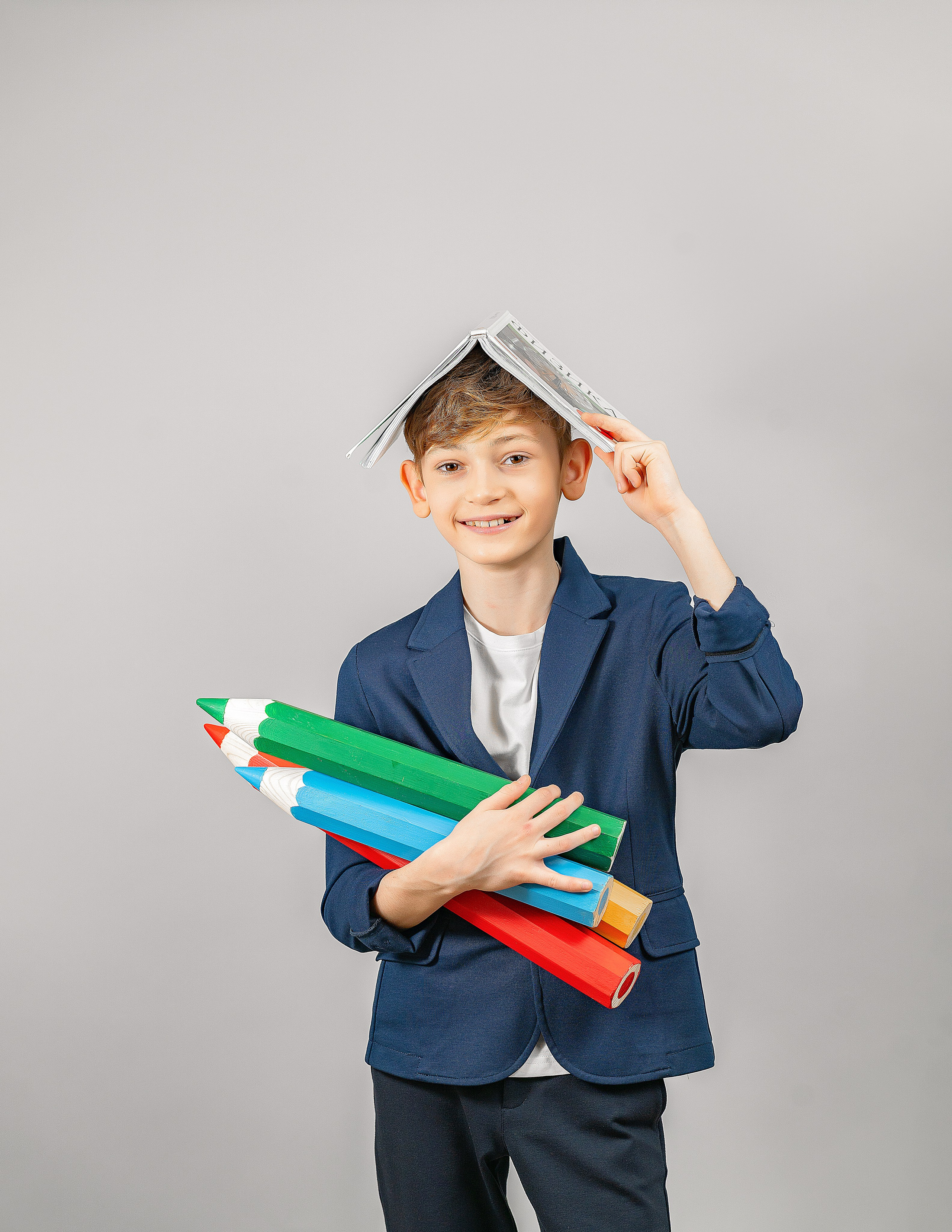 С карандашами. Школьный фотограф и фотограф в детском саду