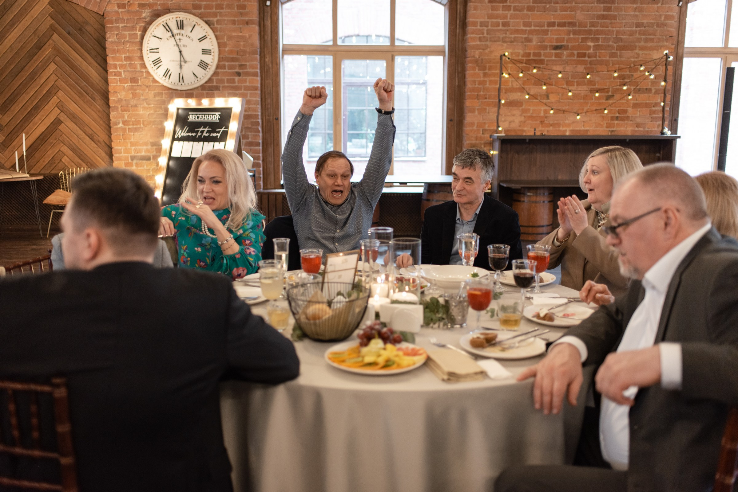 свадебный банкет в весеннем лофте