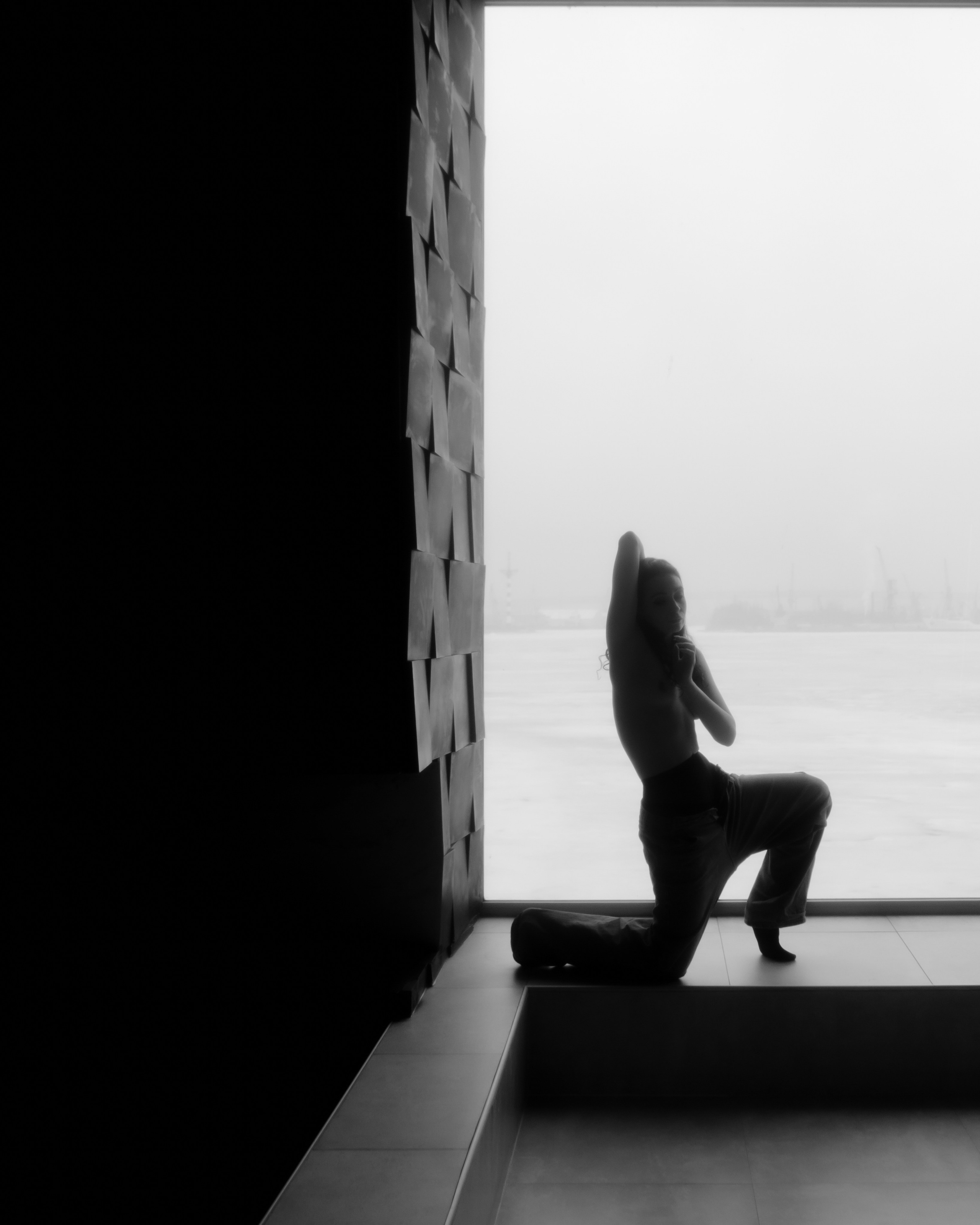 Женская фигура в контровом свете, художественная будуарная съёмка, Петербург