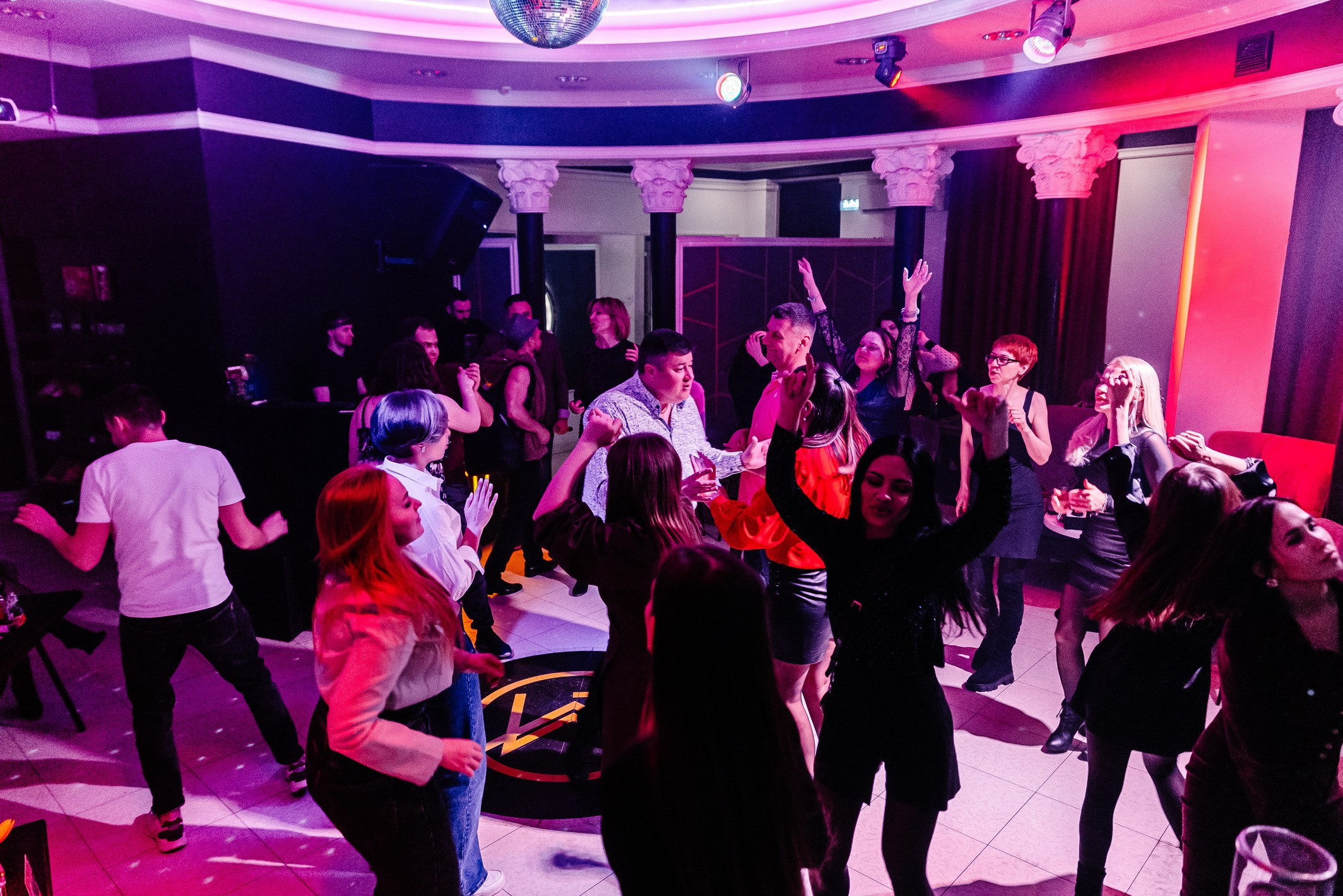 8 марта в лаунж-баре Major 2024. Свадебный, семейный и детский фотограф в Калининграде Елена Кравцова