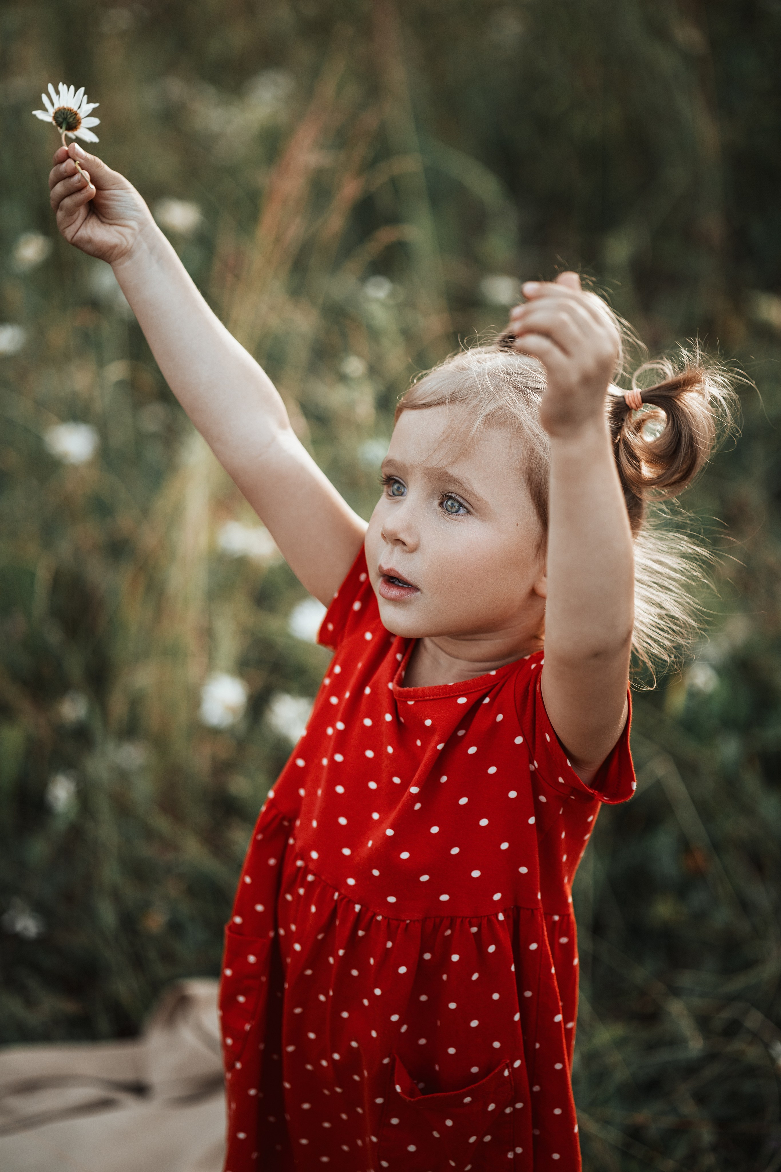 Мама и дочка в ромашковом поле. Фотограф в Москве Мухина Ирина
