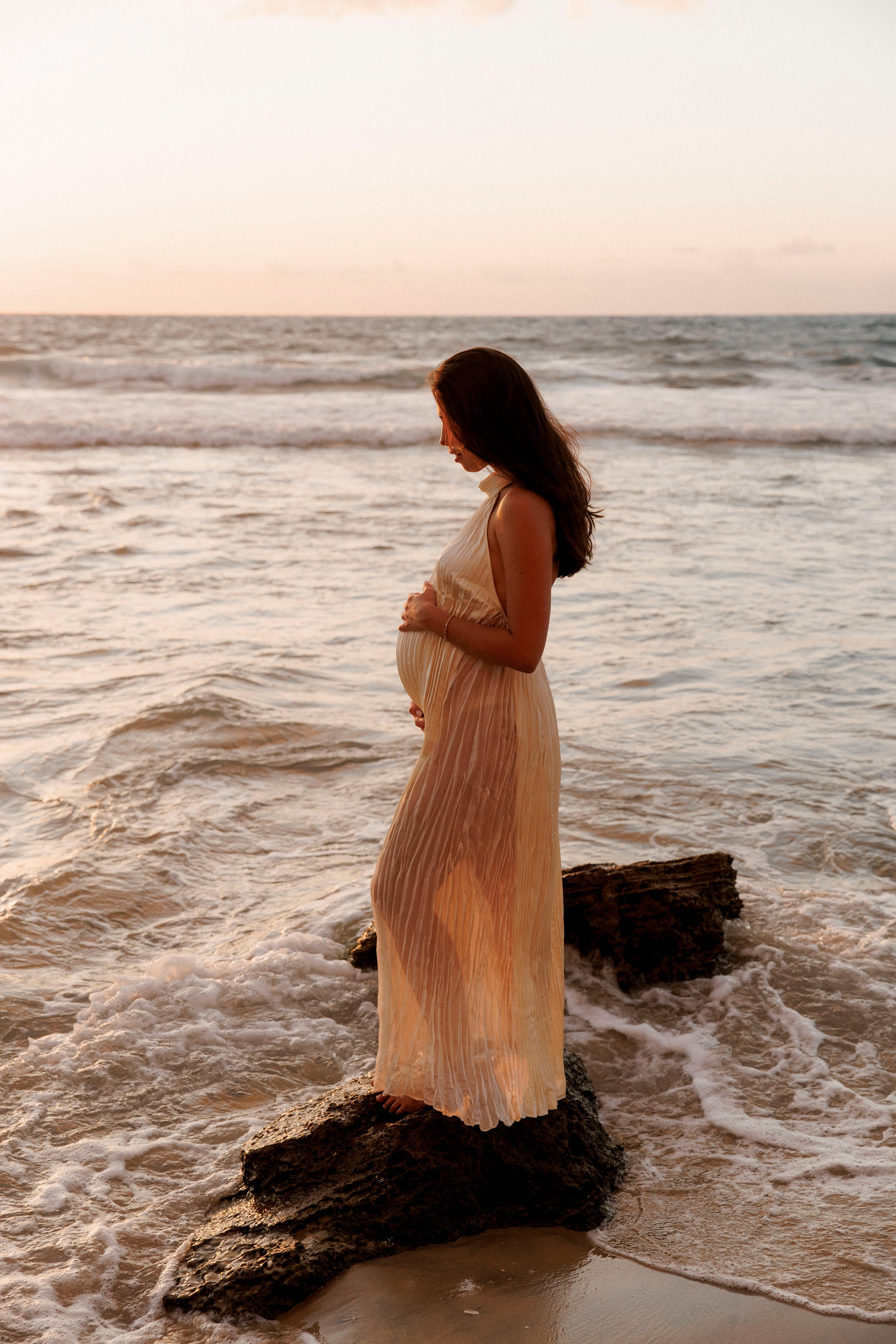 Pregnancy photoshoot near the sea. Wedding and family photographer