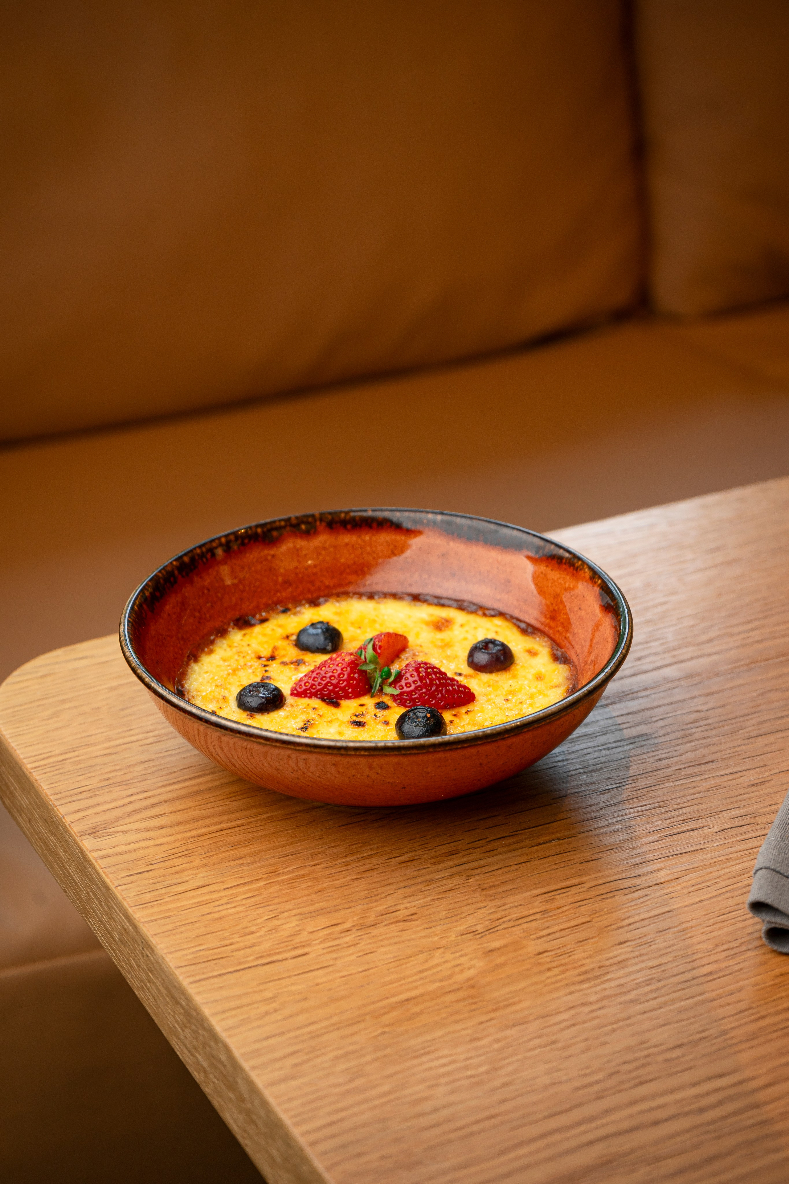 Крем-брюле с клубникой и черникой