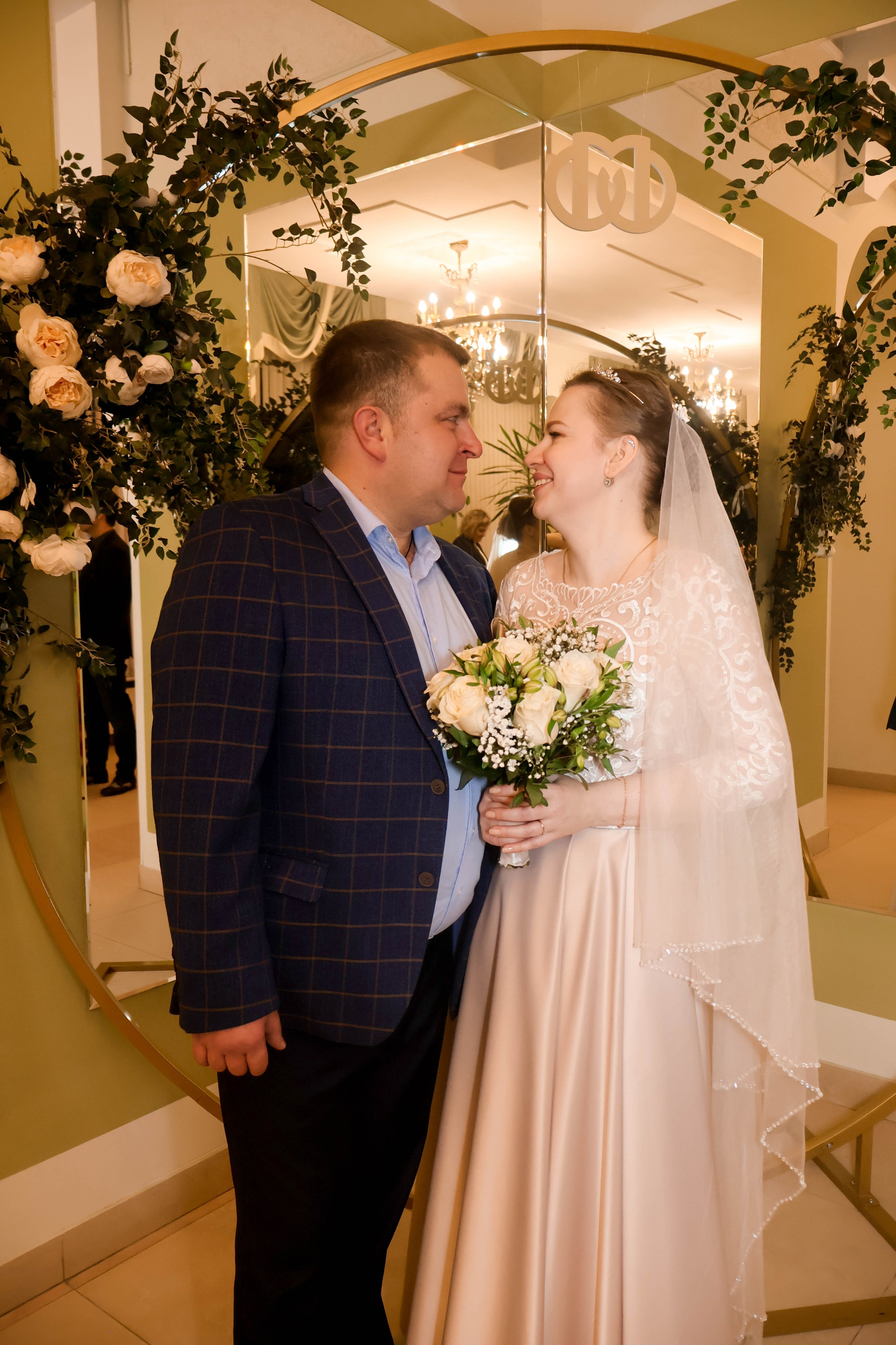 Жених и невеста в ЗАГСе, фотосессия на фотозоне