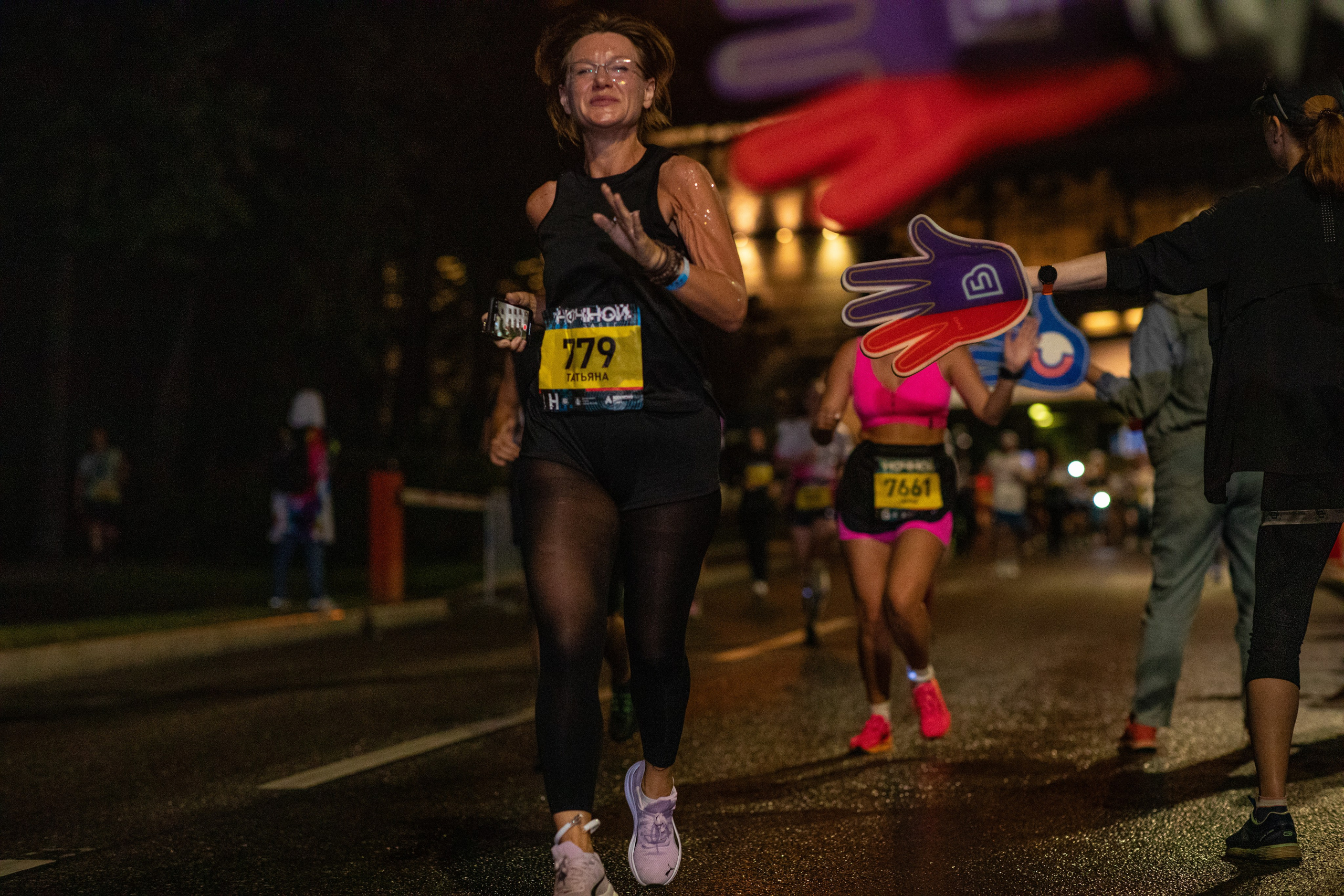 Ночной забег в ленте фотографий бегунов 03.08.24. Фотограф Сергей Ловкий