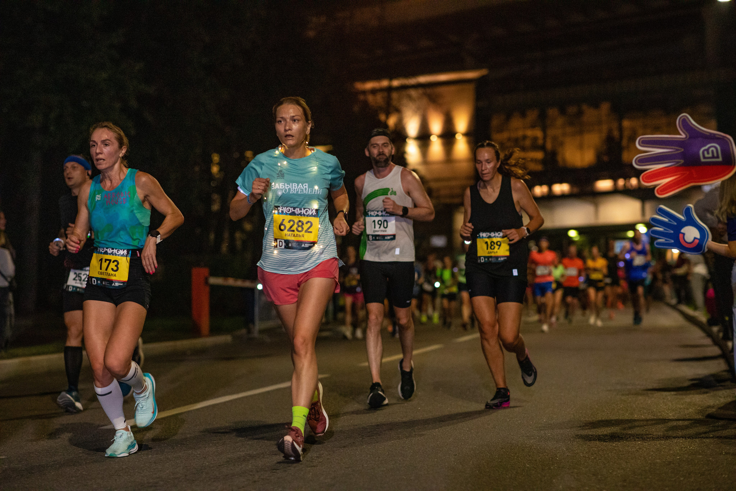 Ночной забег в ленте фотографий бегунов 03.08.24. Фотограф Сергей Ловкий