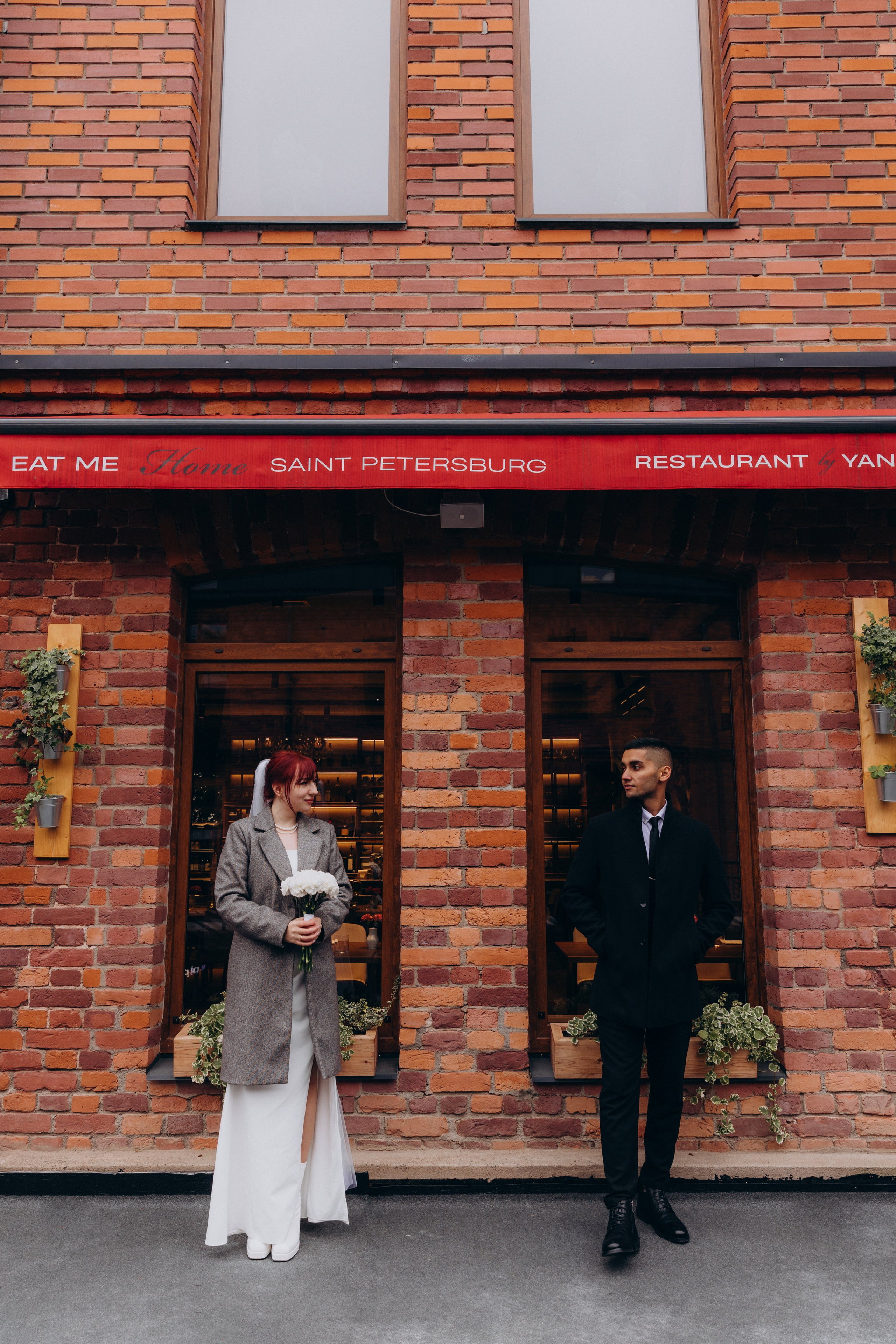 Свадебная фотосессия в пространстве SENO, регистрация в ЗАГСе Адмиралтейского района. Фотограф в Санкт-Петербурге Разиля Идиятуллина