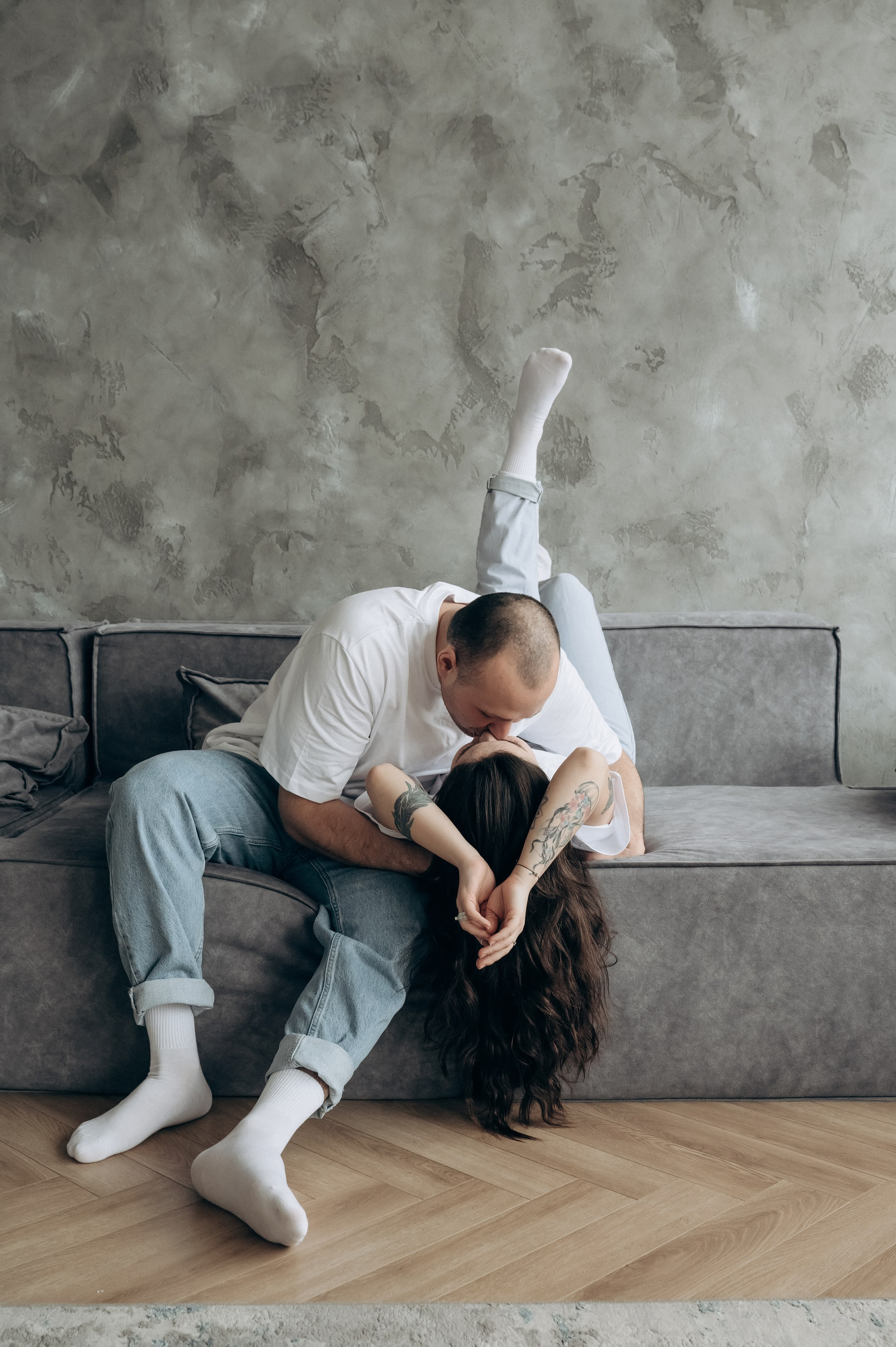 Веселая и живая фотосессия для двоих в фотостудии в Мытищах. Свадебный и семейный фотограф Виктория Носачёва. Щелково, Москва и МО