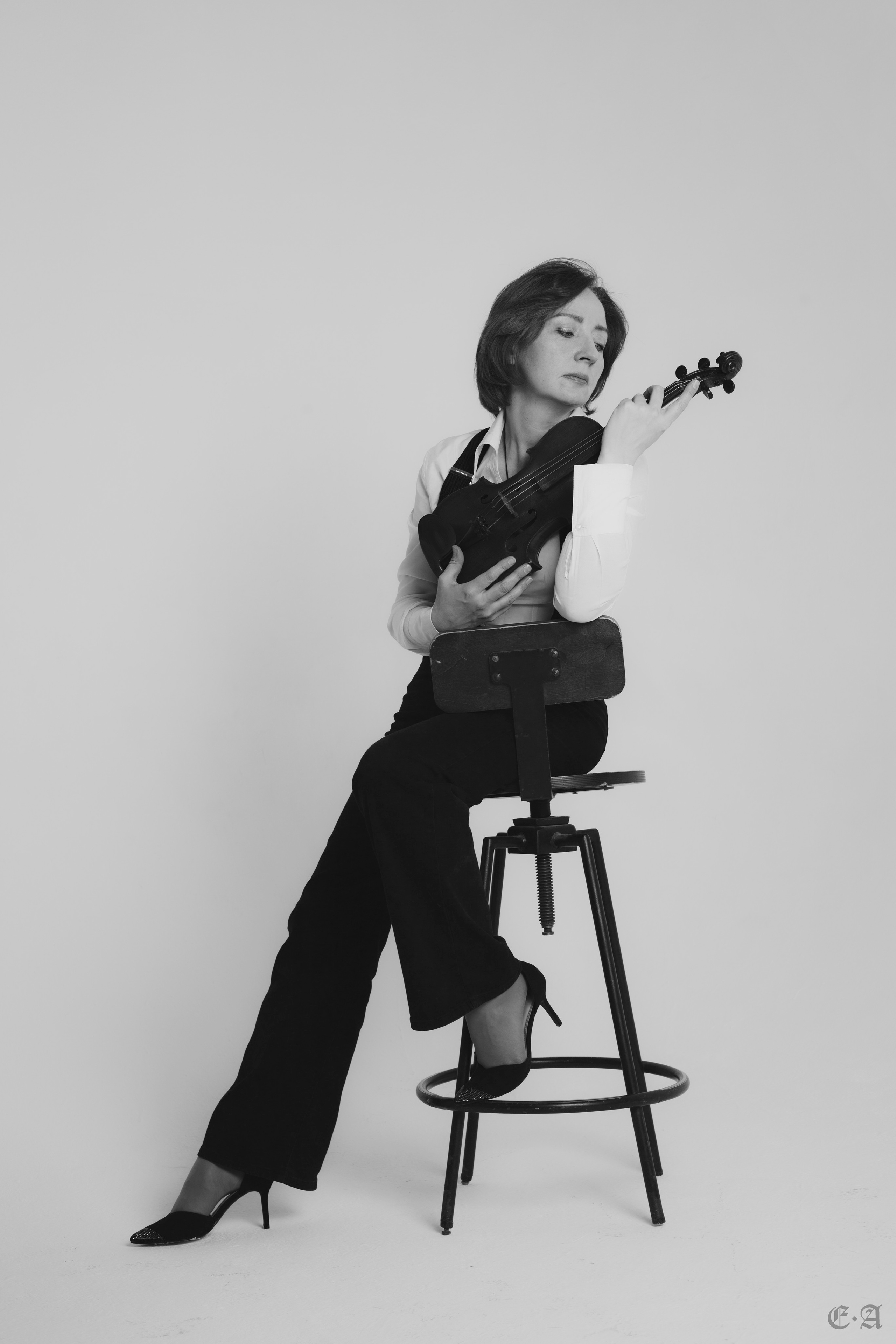 Черно-белая скрипка. Фотограф Ellairen