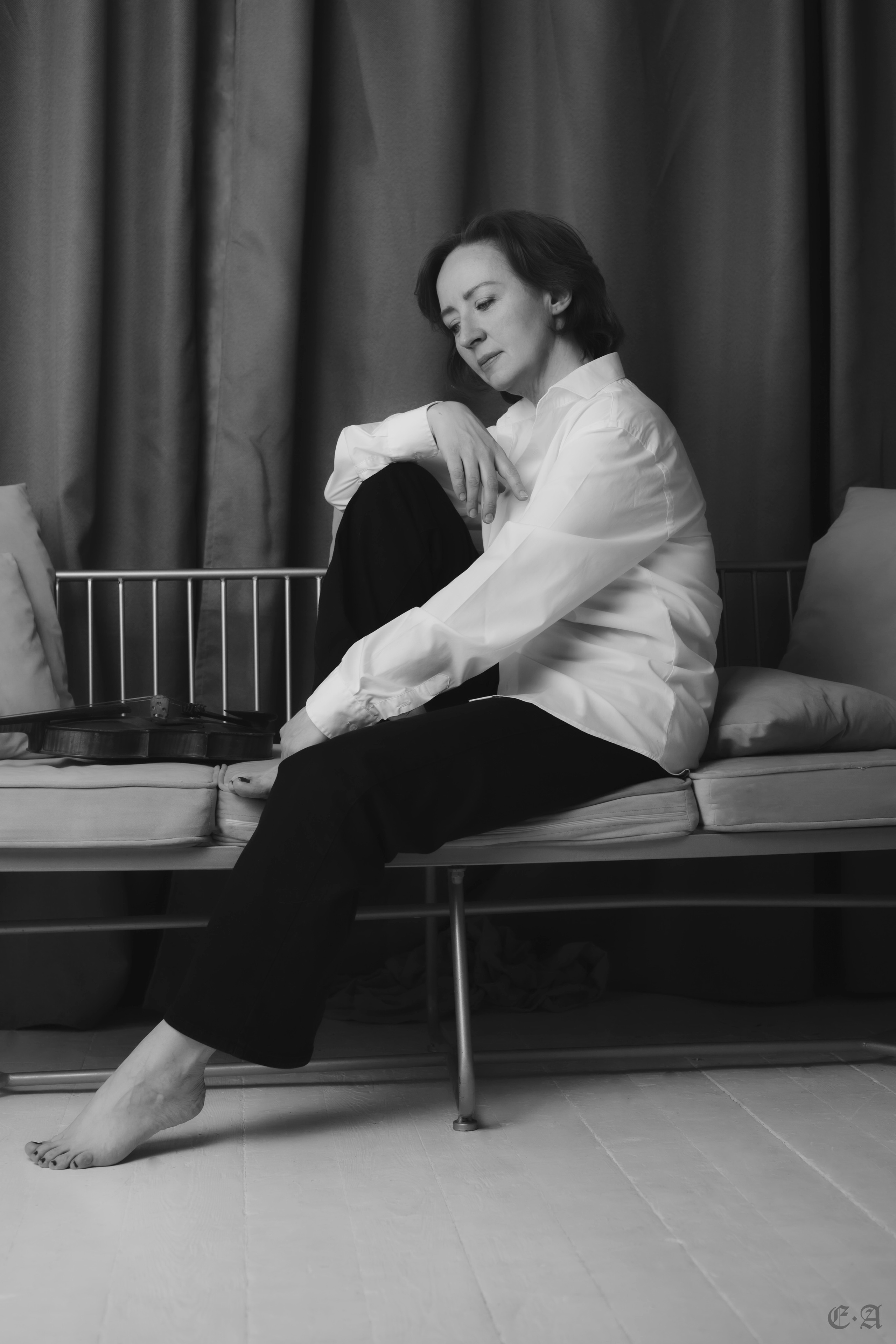 Черно-белая скрипка. Фотограф Ellairen