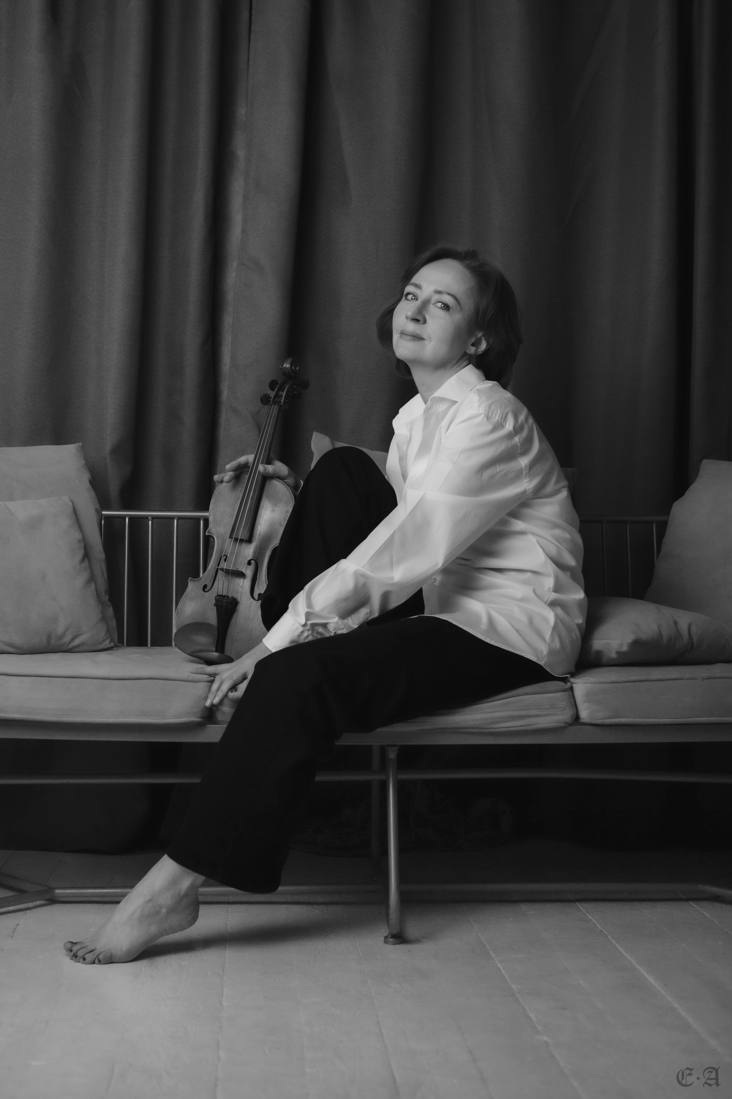 Черно-белая скрипка. Фотограф Ellairen