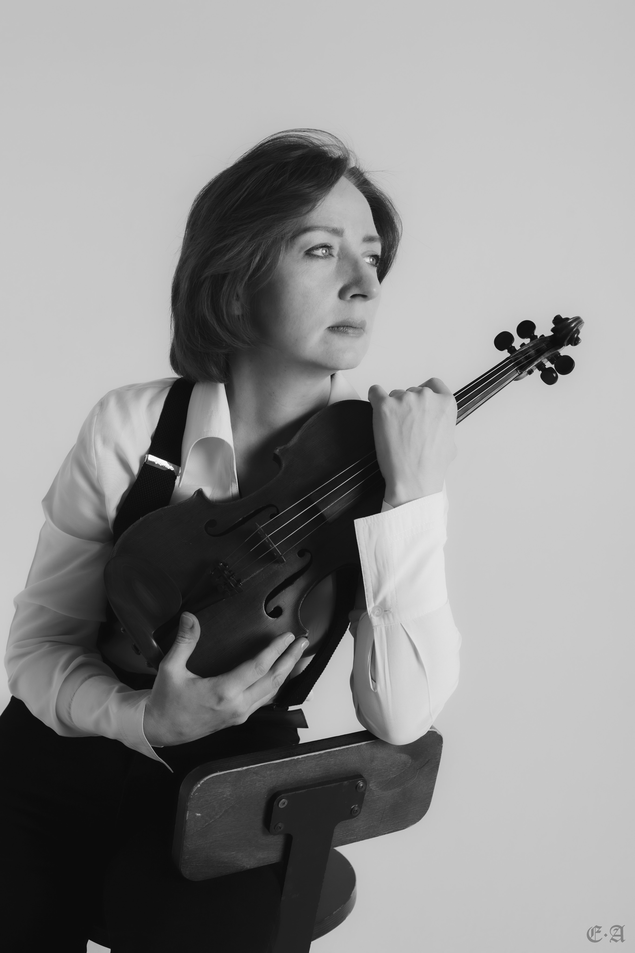 Черно-белая скрипка. Фотограф Ellairen