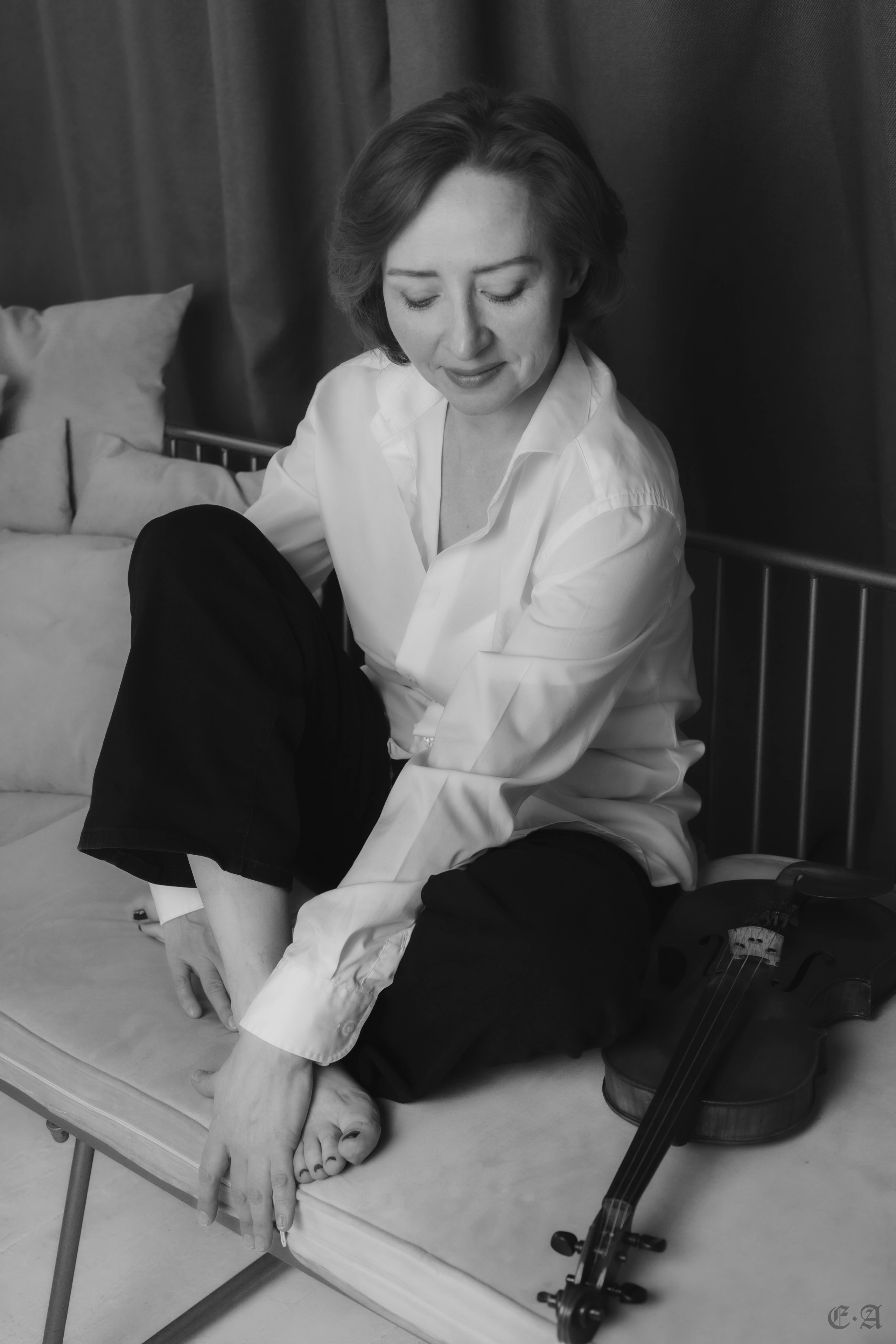 Черно-белая скрипка. Фотограф Ellairen